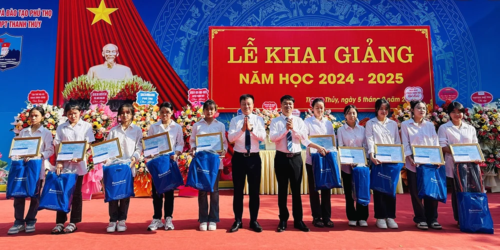 Trao 20 suất học bổng “Sacombank - Ươm mầm cho những ước mơ” cho học sinh vượt khó, học giỏi