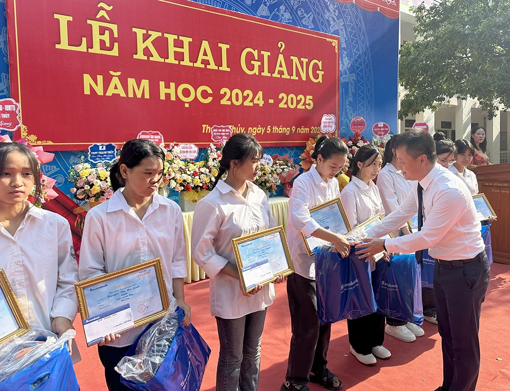 Trao 20 suất học bổng “Sacombank - Ươm mầm cho những ước mơ” cho học sinh vượt khó, học giỏi
