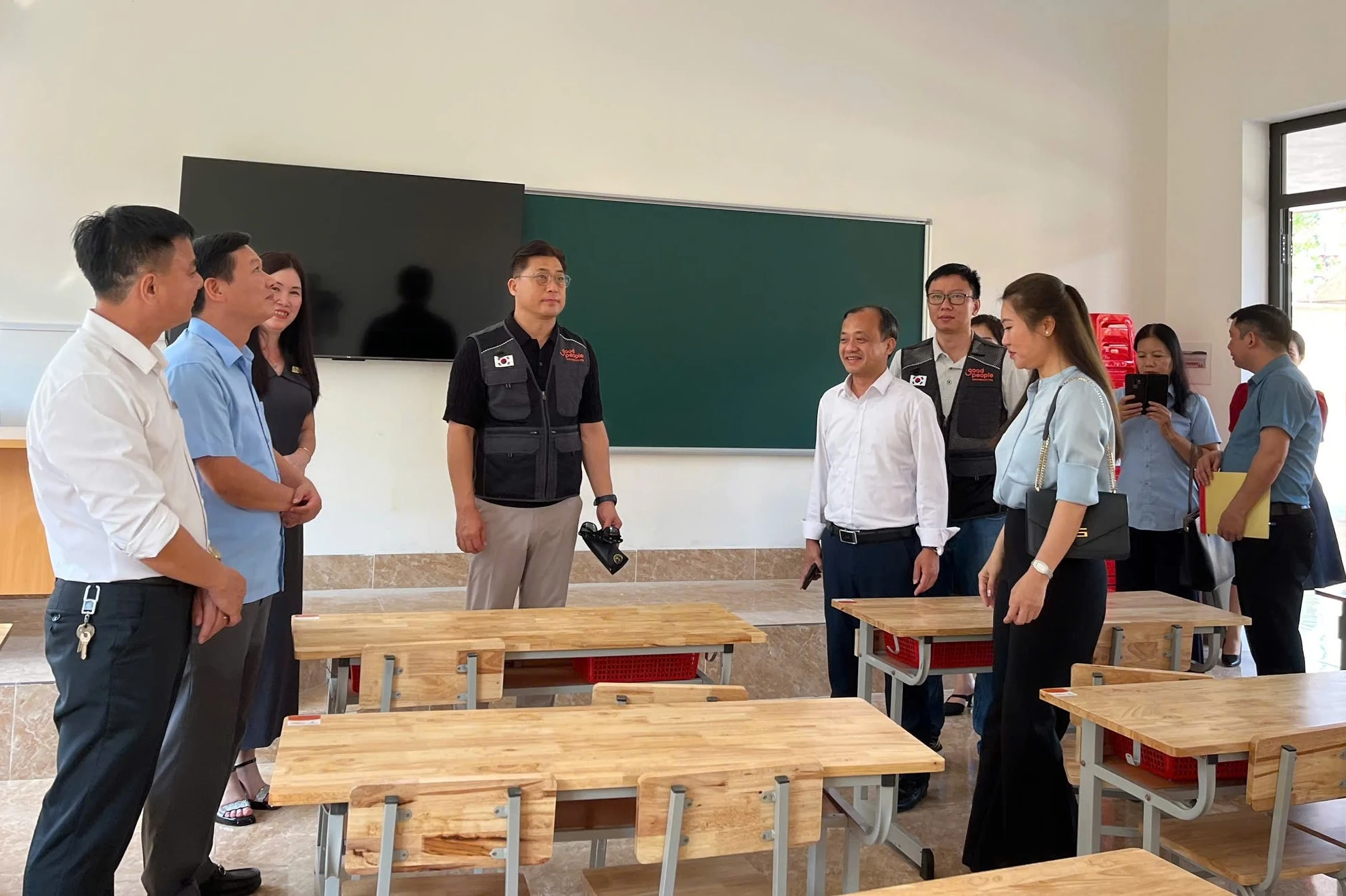 Trao tặng trang thiết bị phòng học cho Trường Tiểu học Phú Lộc