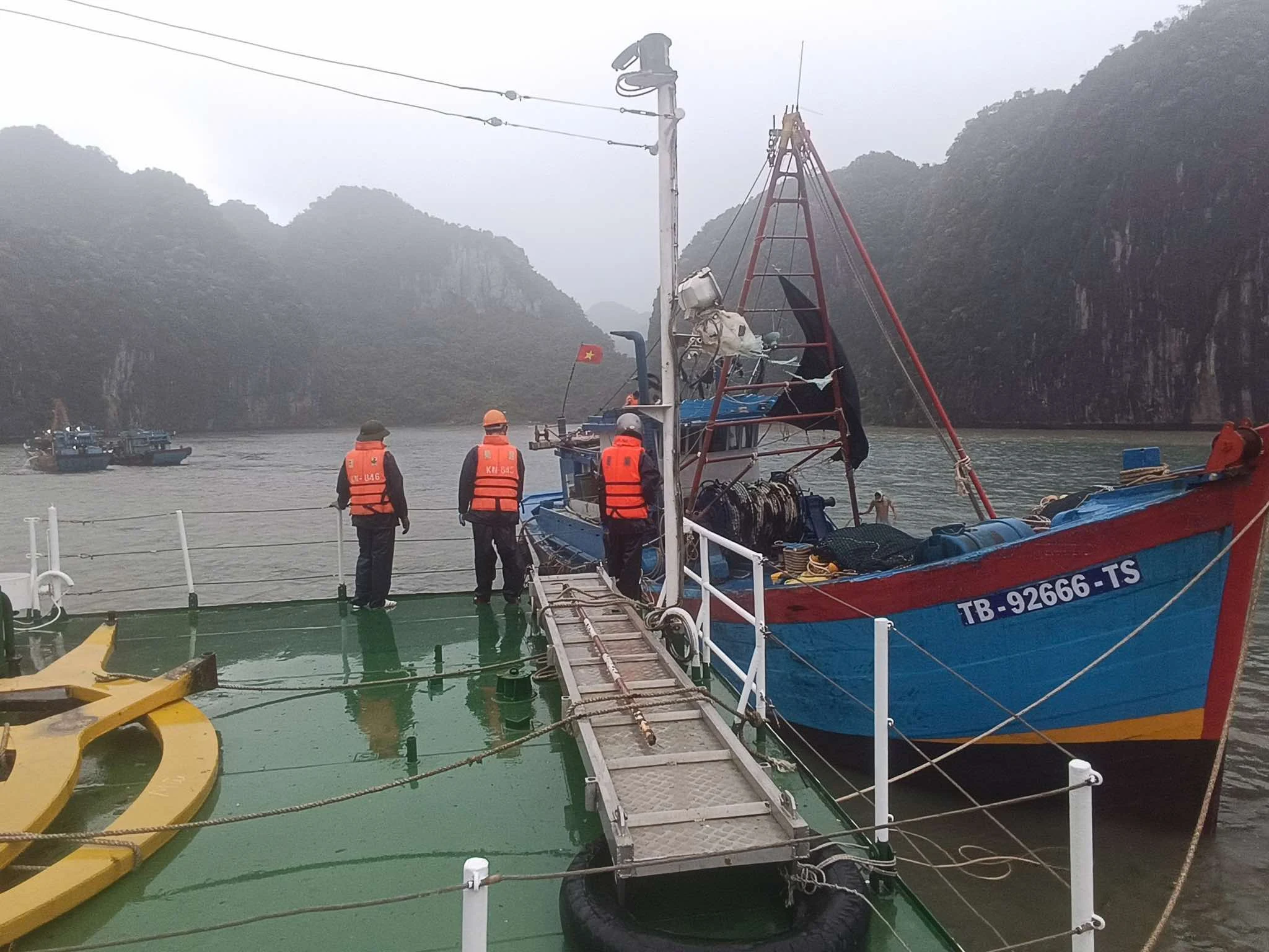 Kịp thời cứu nạn ngư dân trong cơn bão số 3