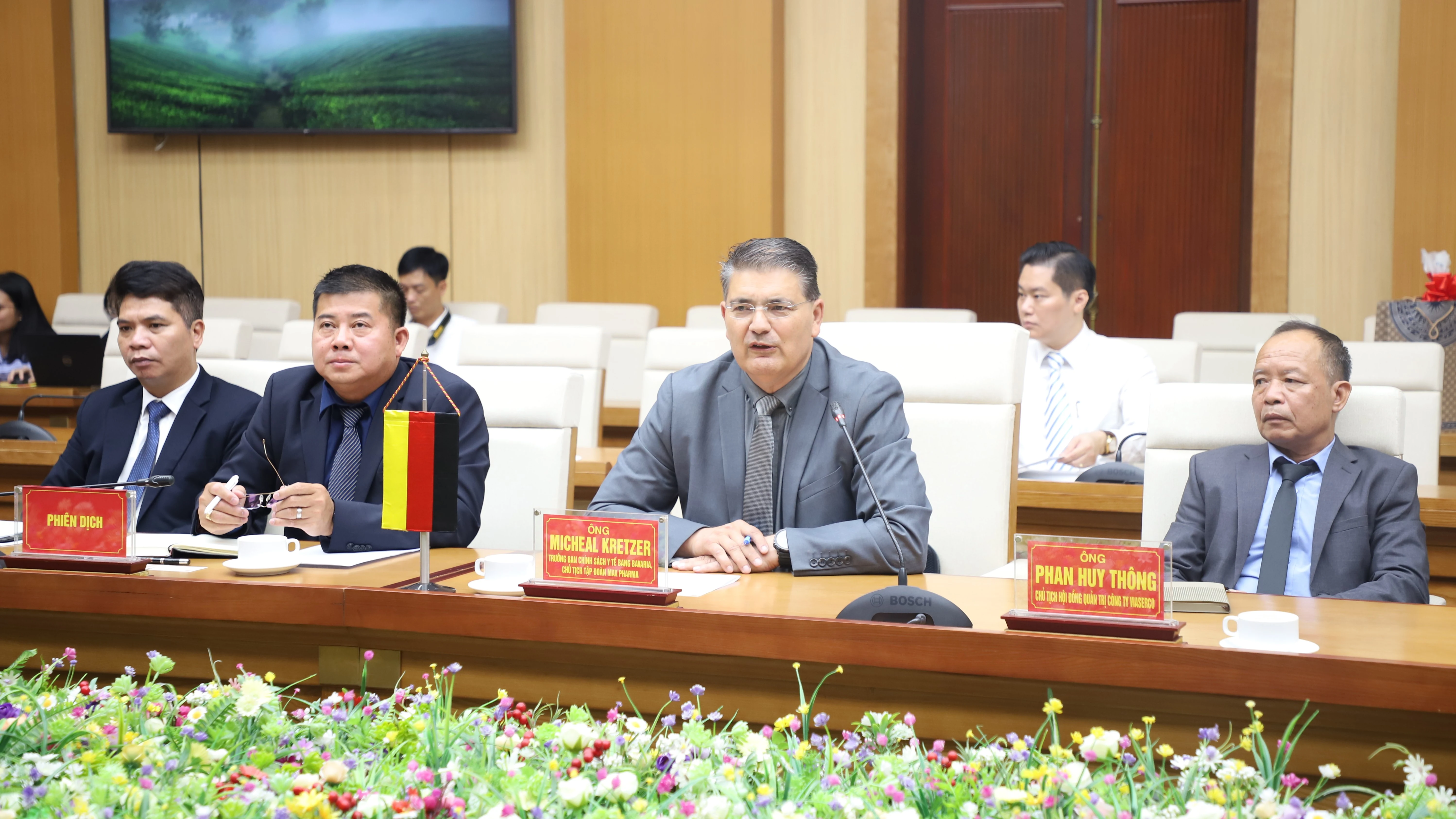 Chairman of the Provincial People’s Committee Bui Van Quang received a delegation from the Bavarian State Health Policy Board, Federal Republic of Germany