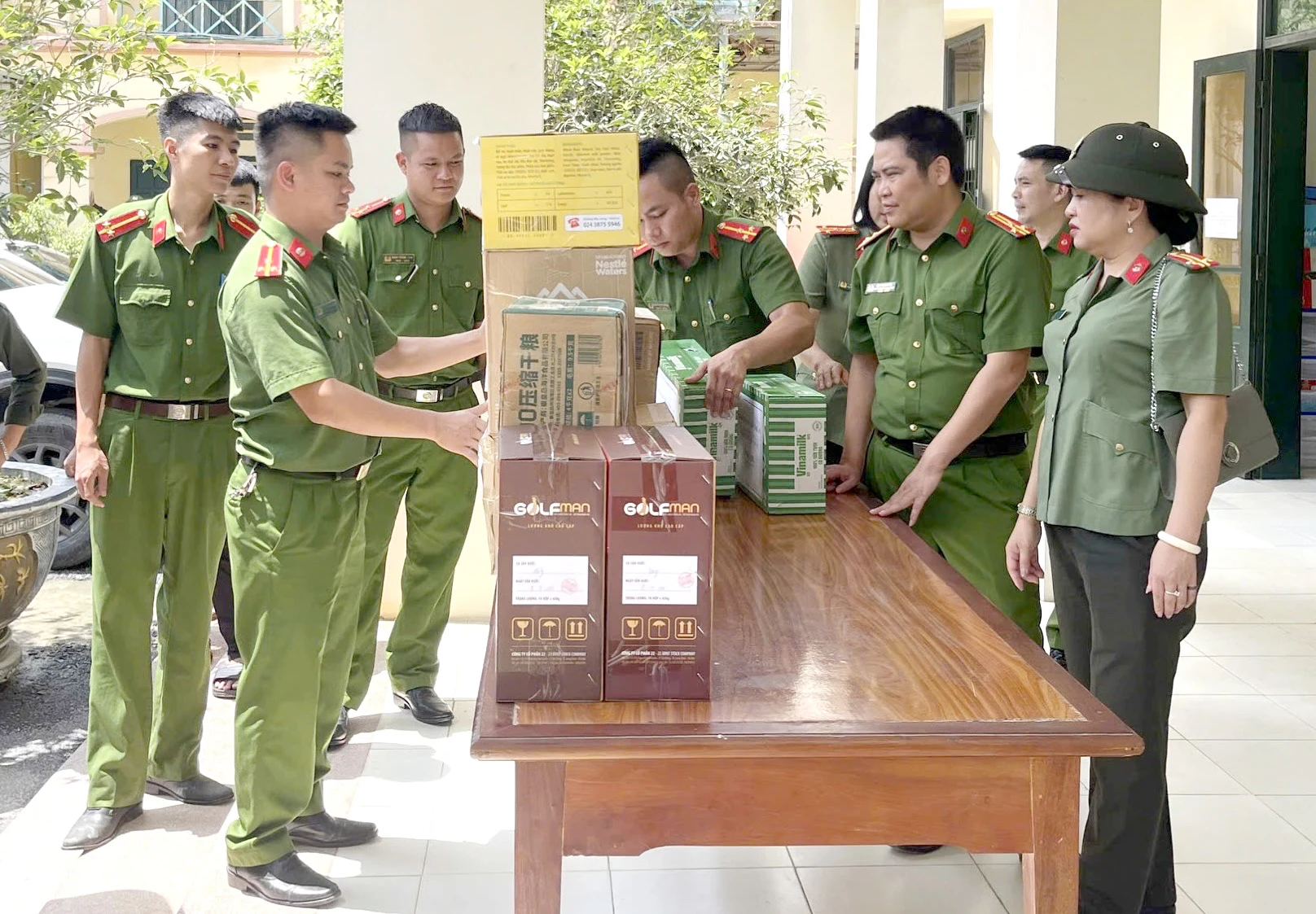 Trao quà hỗ trợ cho người dân tại Hạ Hòa, Lâm Thao