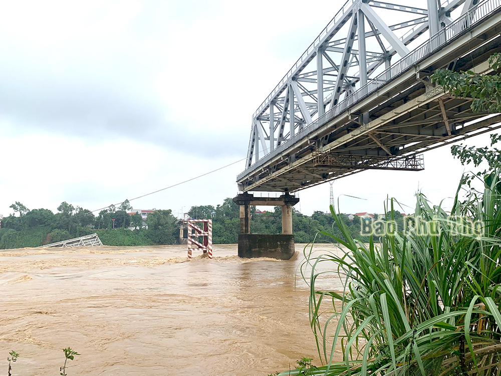 Sập cầu Phong Châu qua sông Hồng