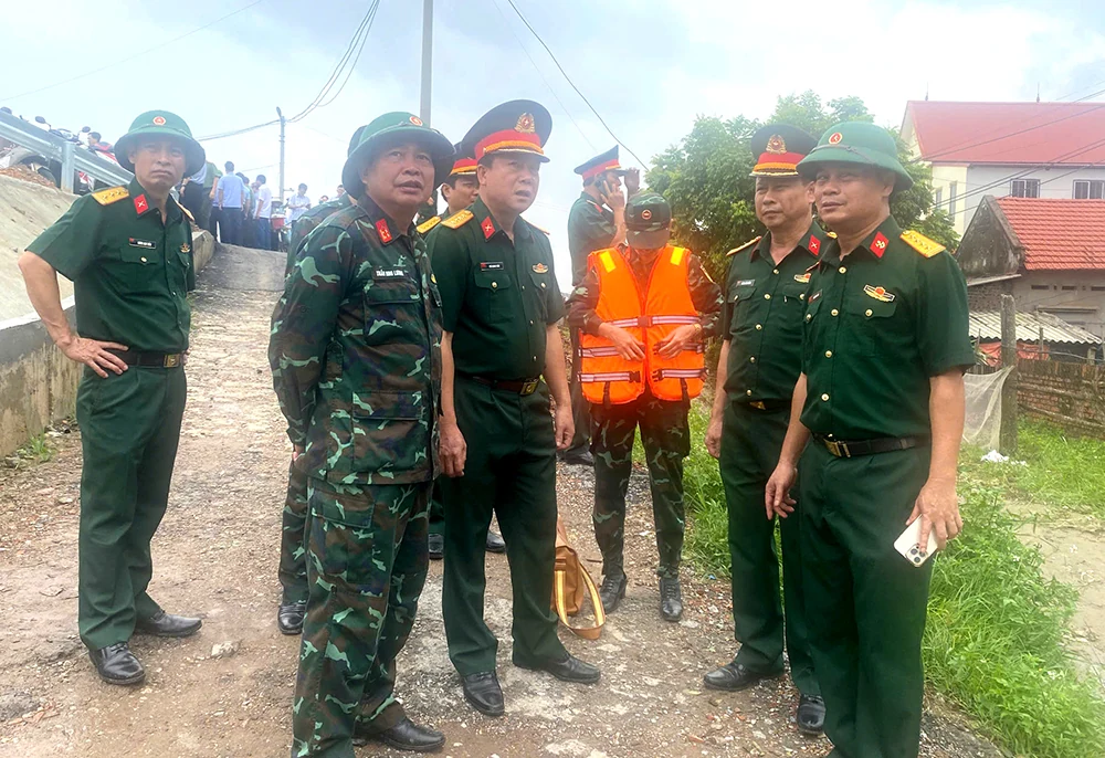 Hàng trăm cán bộ, chiến sĩ tham gia tìm kiếm cứu hộ, cứu nạn sau sự cố sập cầu Phong Châu