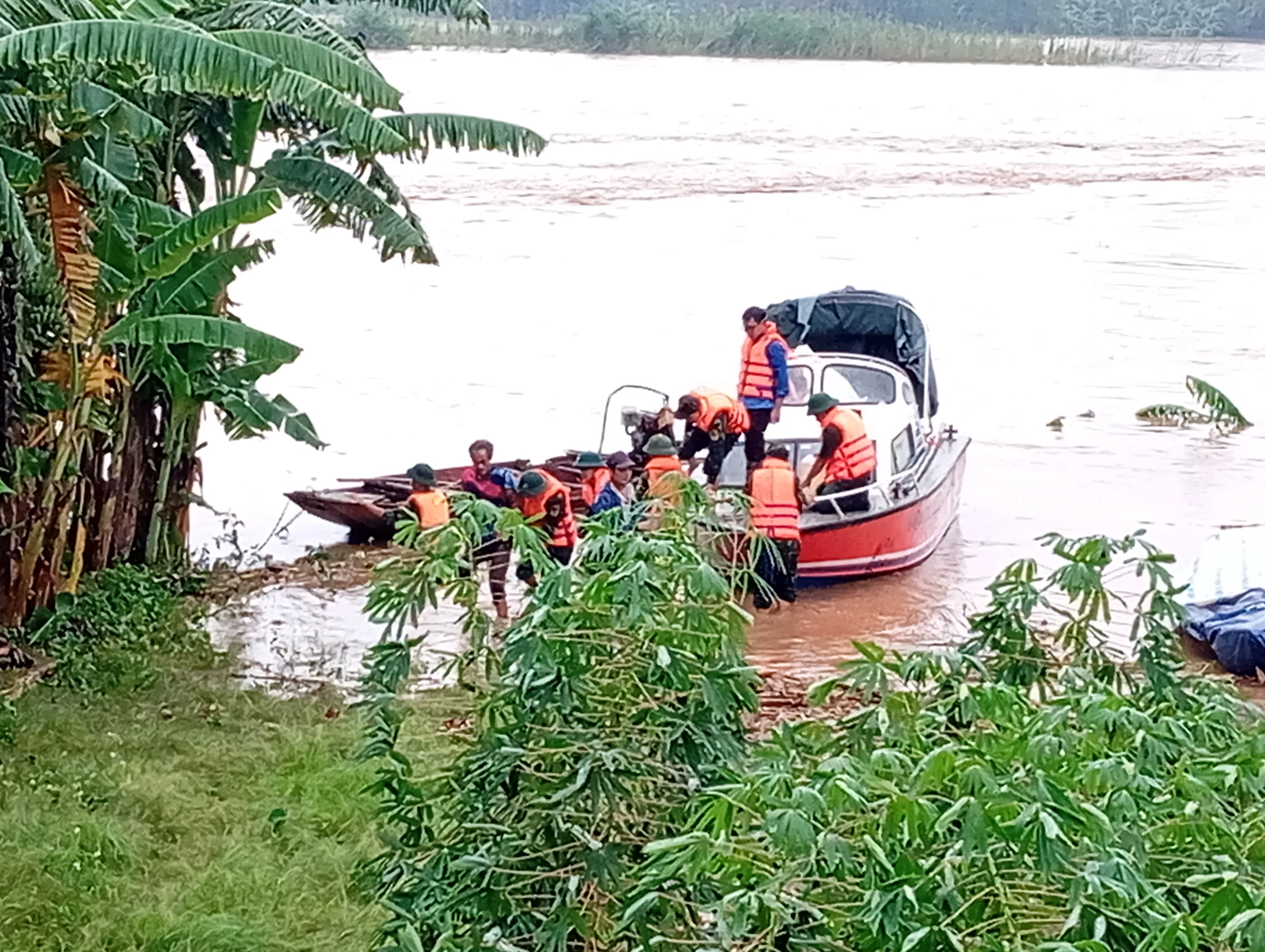 Di dời khẩn cấp 15 hộ dân ở khu Bãi Phú Động, thị trấn Cẩm Khê