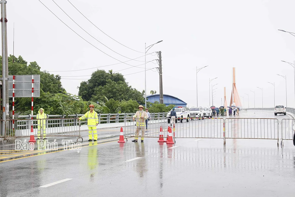 Tạm cấm di chuyển qua cầu Vĩnh Phú do tàu mắc kẹt