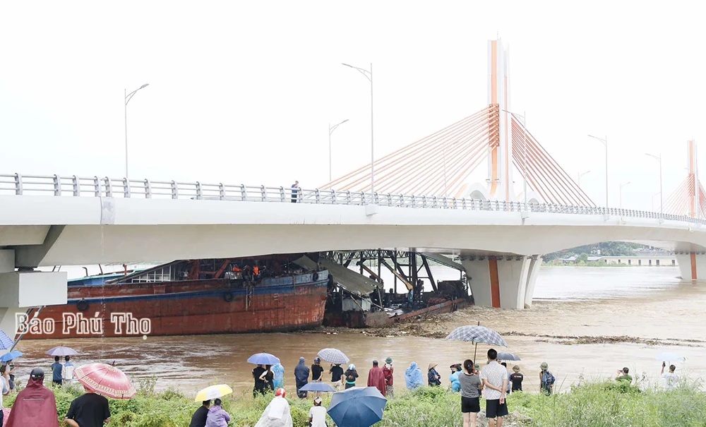 Tạm cấm di chuyển qua cầu Vĩnh Phú do tàu mắc kẹt