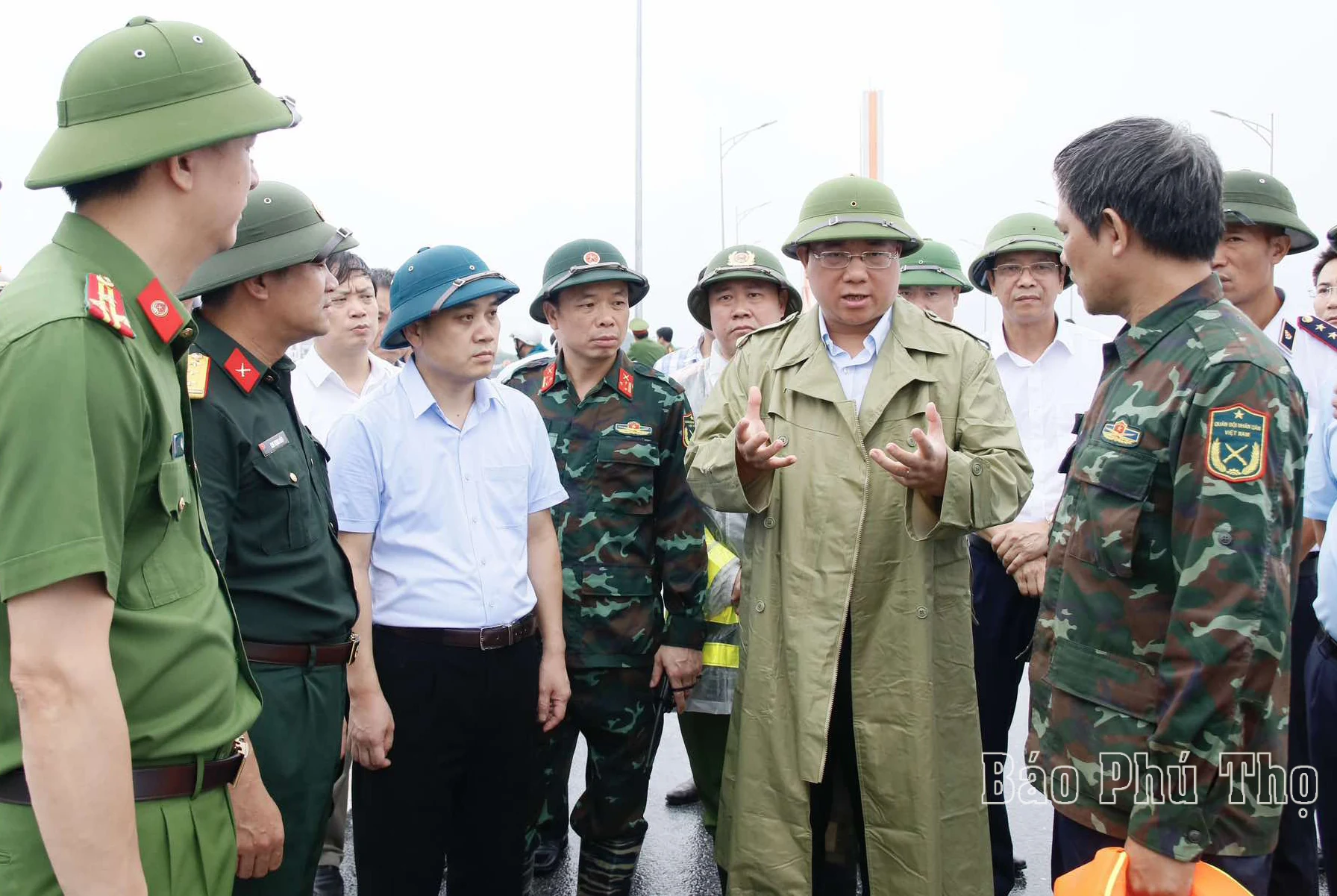 Tạm cấm di chuyển qua cầu Vĩnh Phú do tàu mắc kẹt