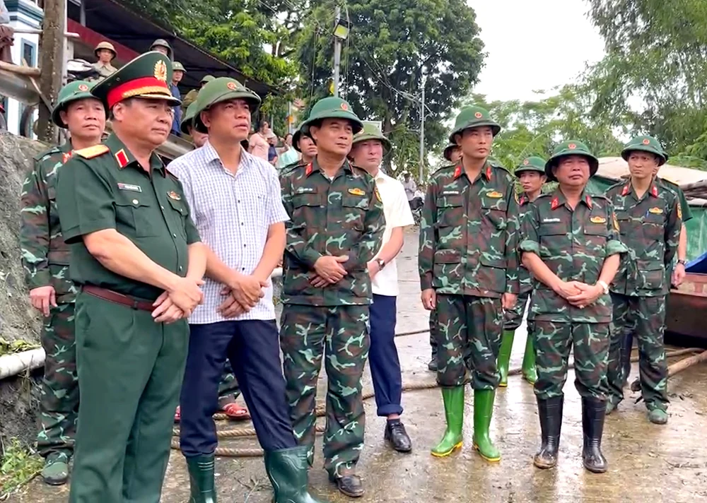 Kiểm tra công tác cứu hộ, cứu nạn tại cầu Phong Châu