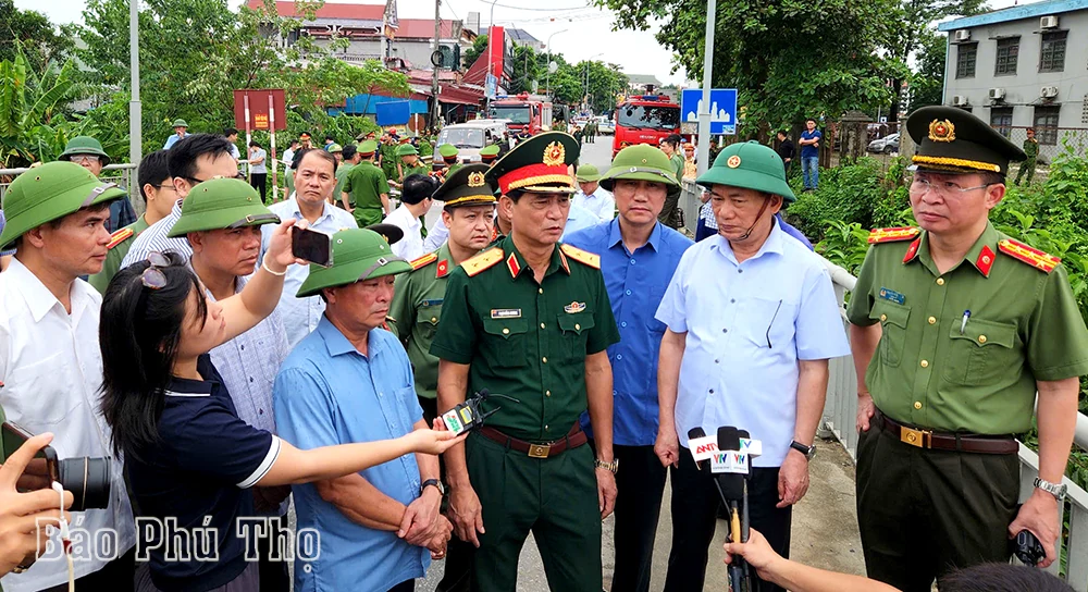 Khẩn trương chuẩn bị phương án lắp cầu phao thay thế tạm thời cầu Phong Châu