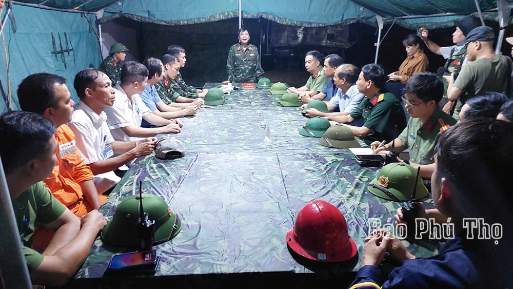 Khẩn trương chuẩn bị phương án lắp cầu phao thay thế tạm thời cầu Phong Châu
