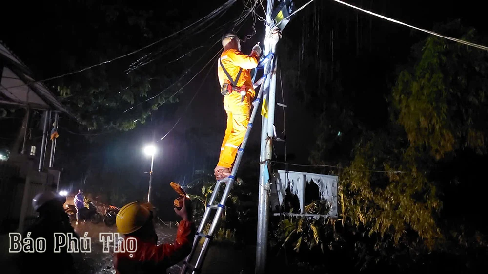 Khẩn trương chuẩn bị phương án lắp cầu phao thay thế tạm thời cầu Phong Châu