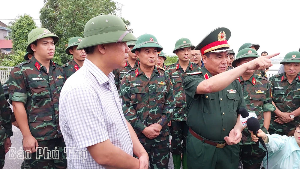 Khẩn trương chuẩn bị phương án lắp cầu phao thay thế tạm thời cầu Phong Châu