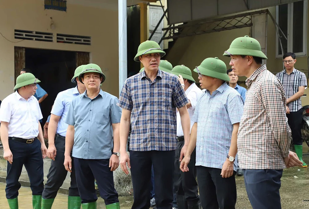 Phó Bí thư Thường trực Tỉnh ủy Phùng Khánh Tài kiểm tra công tác phòng chống thiên tai tại Đoan Hùng