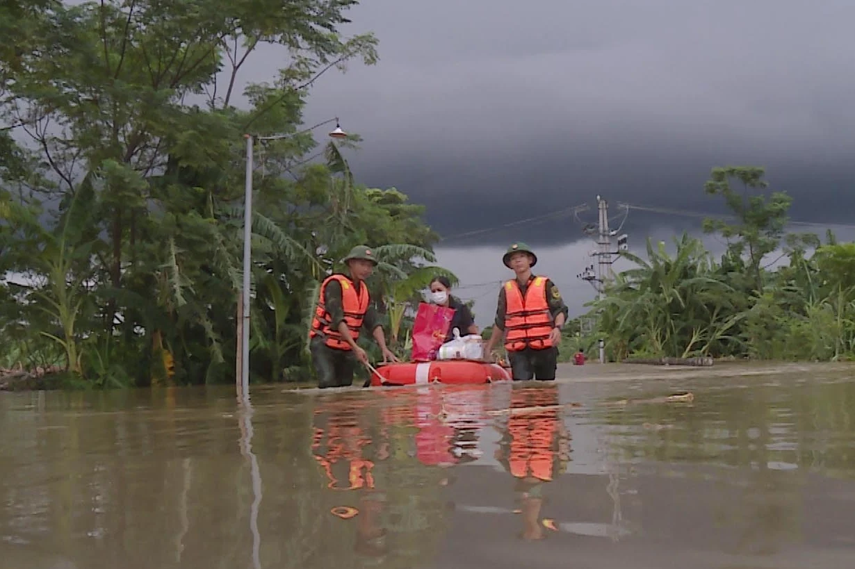 Sơ tán hơn 200 hộ dân tại xã Bình Phú, huyện Phù Ninh