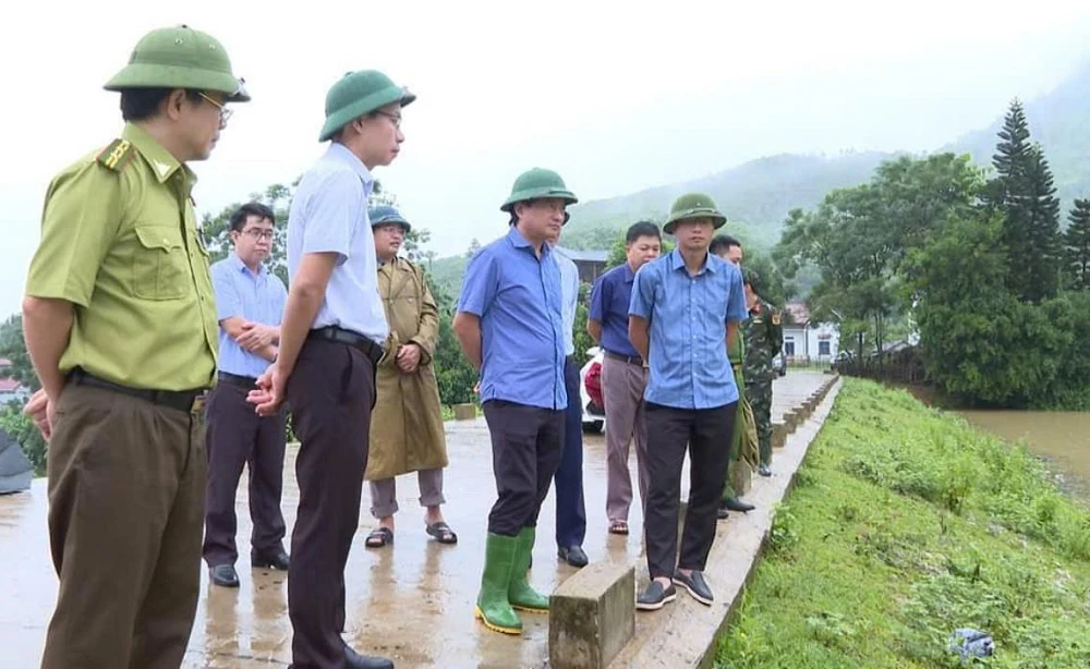 Tân Sơn: Thăm hỏi các gia đình phải di dời khẩn cấp tại xóm Nhàng, xã Kim Thượng