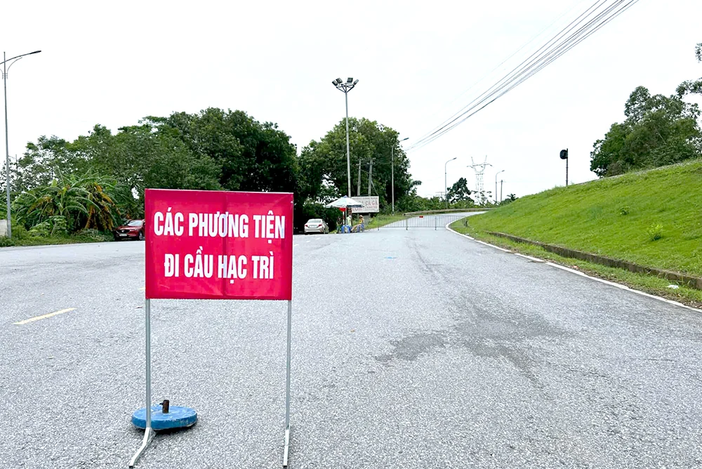 Tạm dừng tất cả các phương tiện giao thông qua cầu Việt Trì (cũ), phân luồng lưu thông cầu Hạc Trì