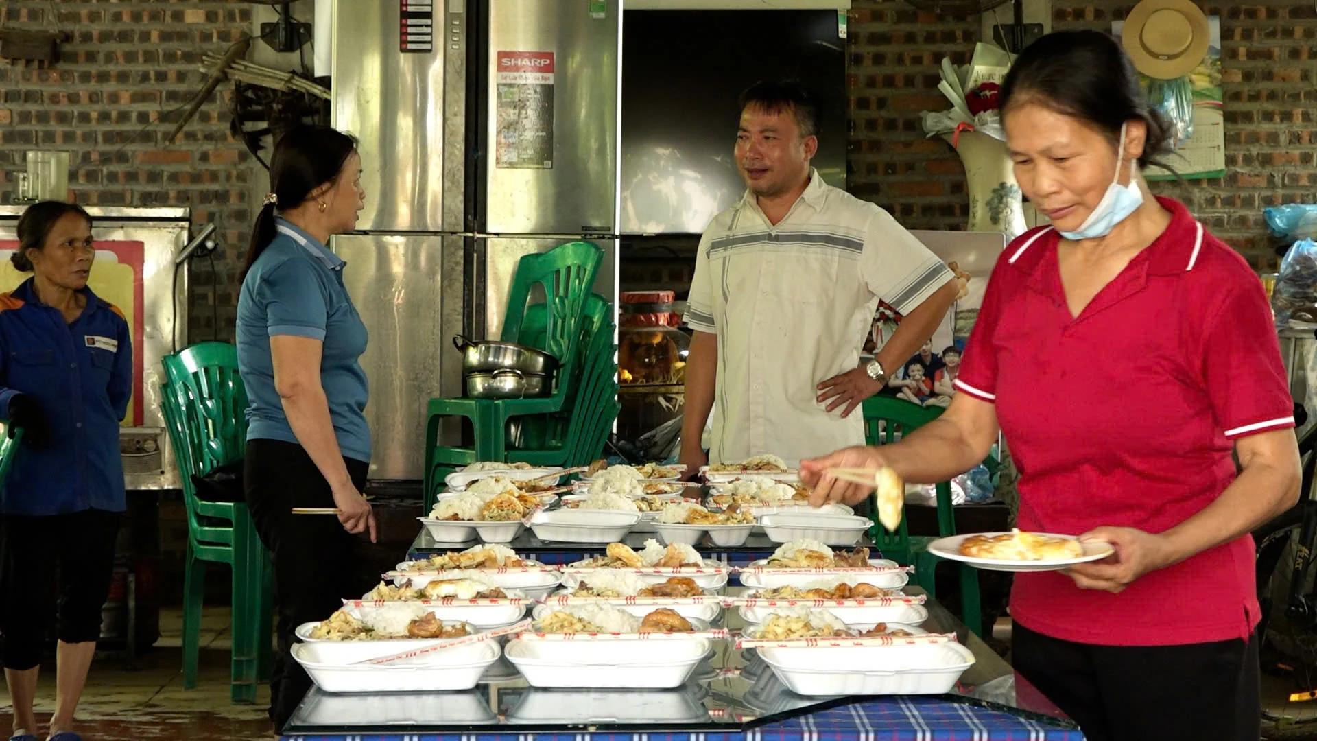 Ấm áp suất cơm 0 đồng nơi rốn lũ