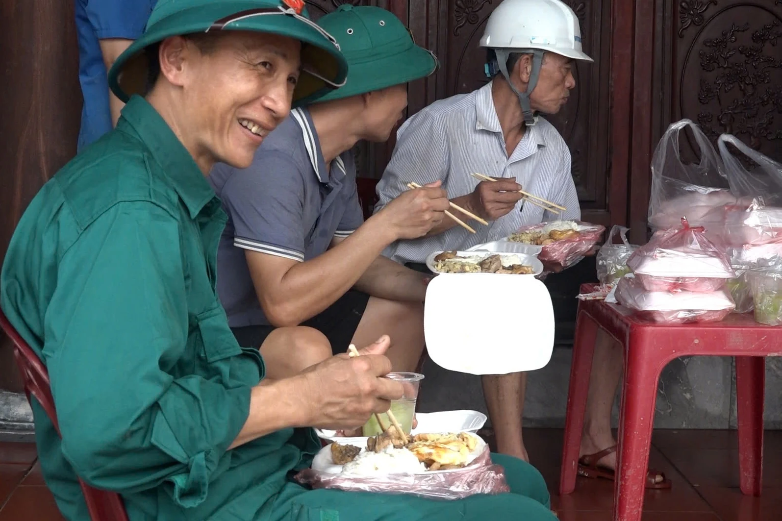 Ấm áp suất cơm 0 đồng nơi rốn lũ