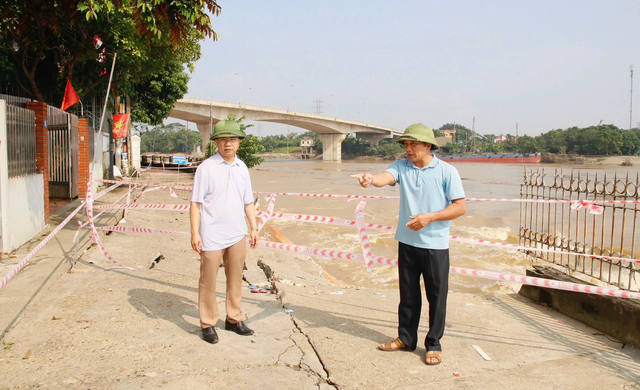 Sạt lở nghiêm trọng dọc sông Lô tại phố Phong Châu, phường Bạch Hạc