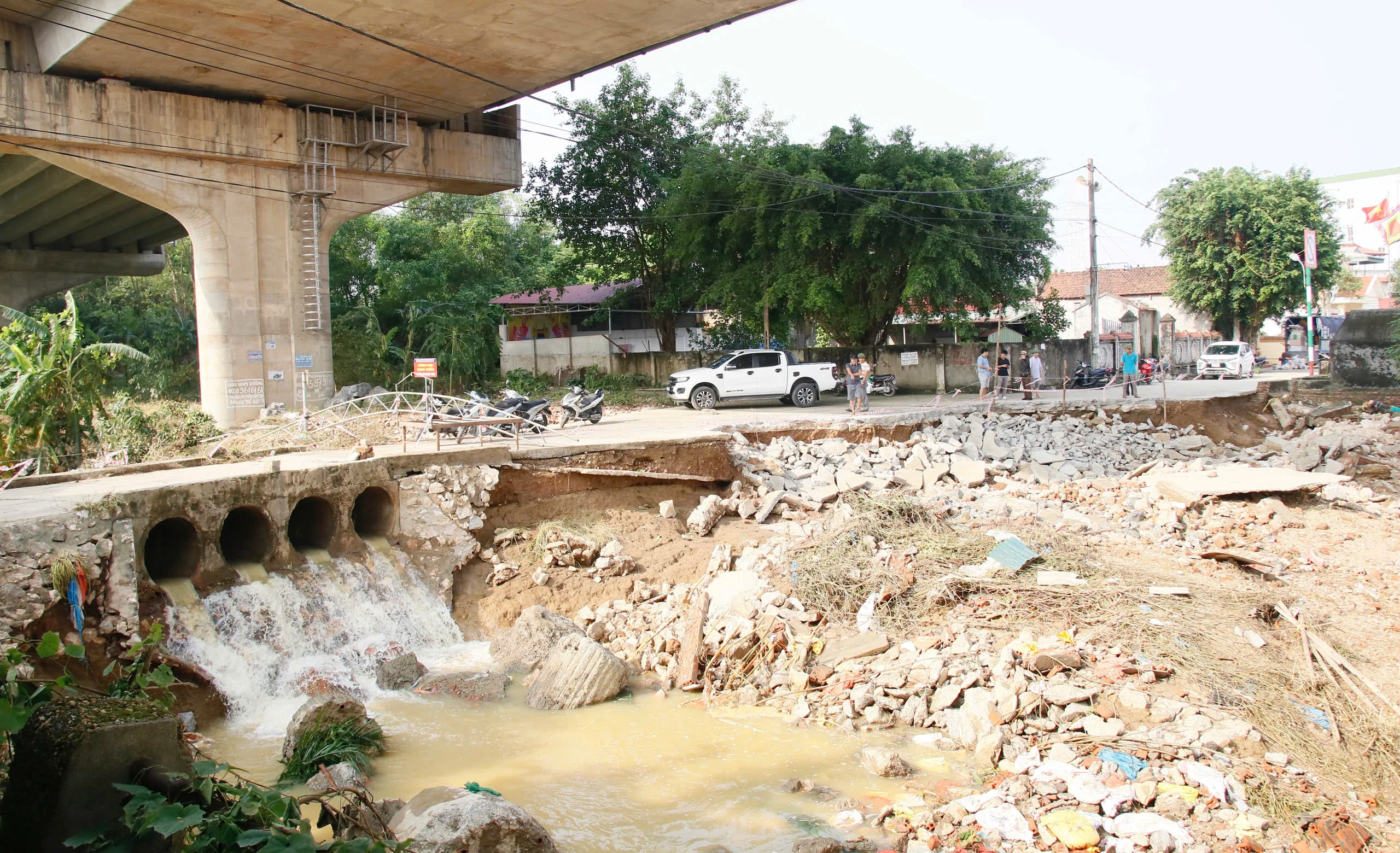 Sạt lở nghiêm trọng dọc sông Lô tại phố Phong Châu, phường Bạch Hạc