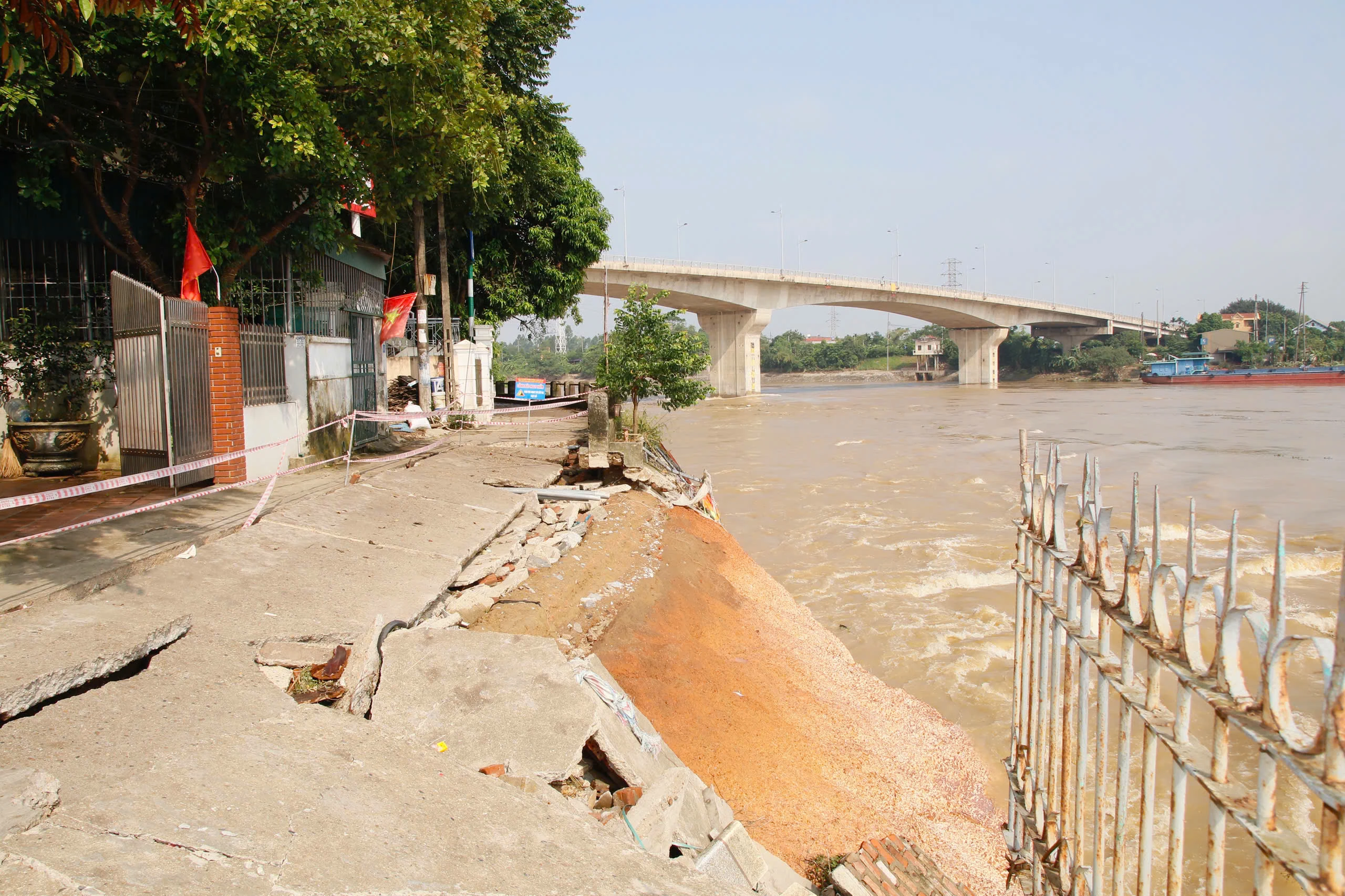 Sạt lở nghiêm trọng dọc sông Lô tại phố Phong Châu, phường Bạch Hạc
