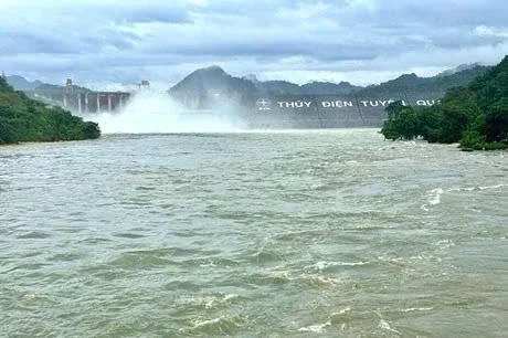 Thủy điện Tuyên Quang đóng tiếp 1 cửa xả đáy