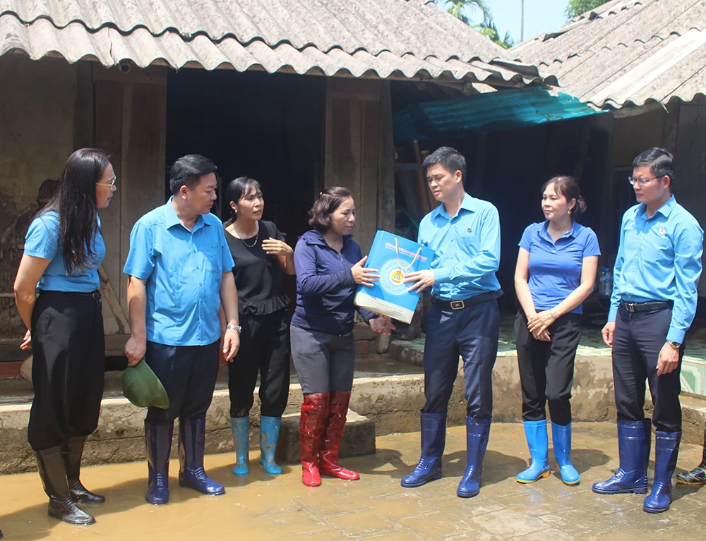 Tổng Liên đoàn Lao động Việt Nam hỗ trợ Công đoàn cơ sở và đoàn viên khắc phục ảnh hưởng sau bão lũ tại Hạ Hòa