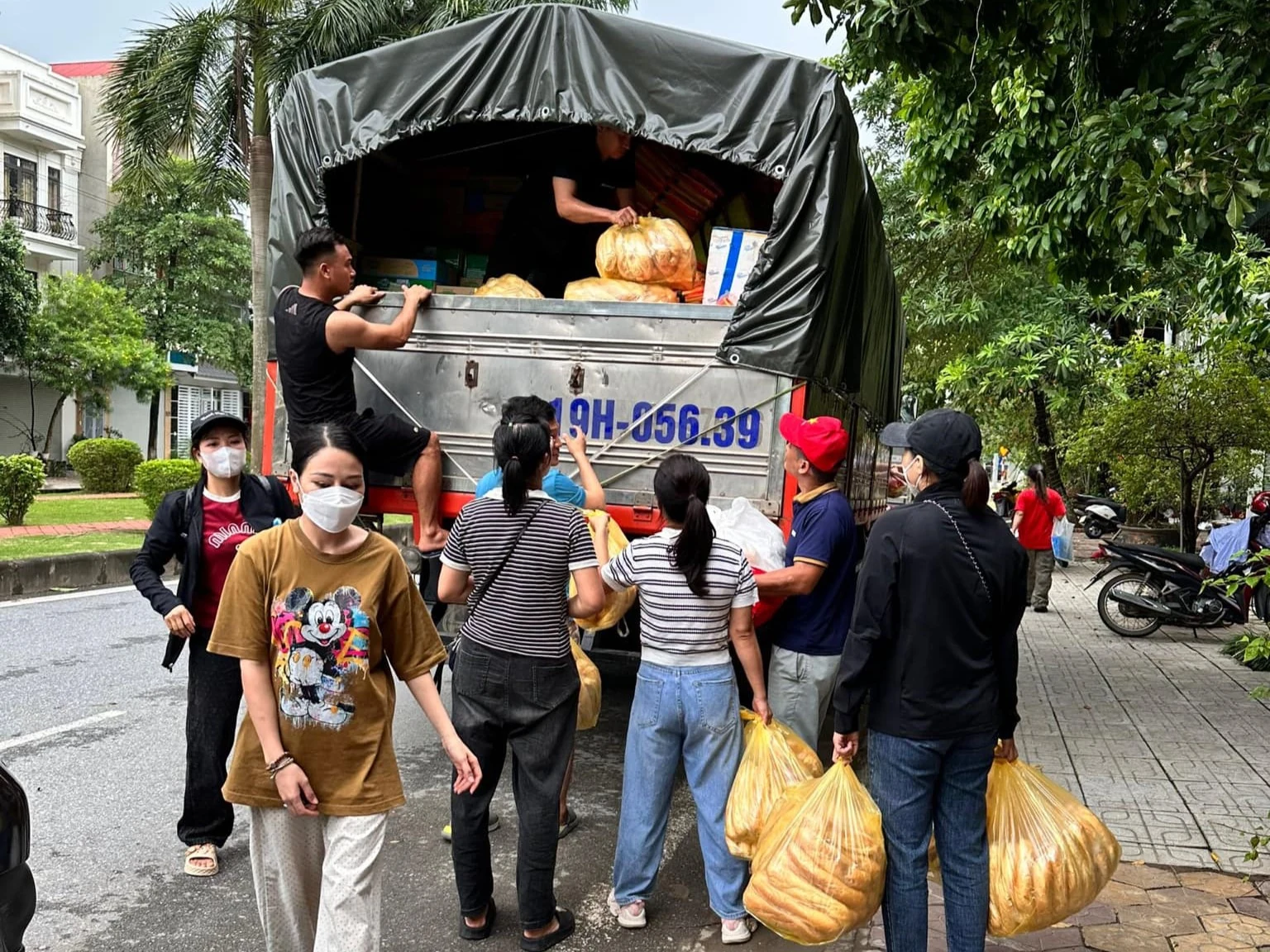Người dân Đất Tổ hướng về Hạ Hoà