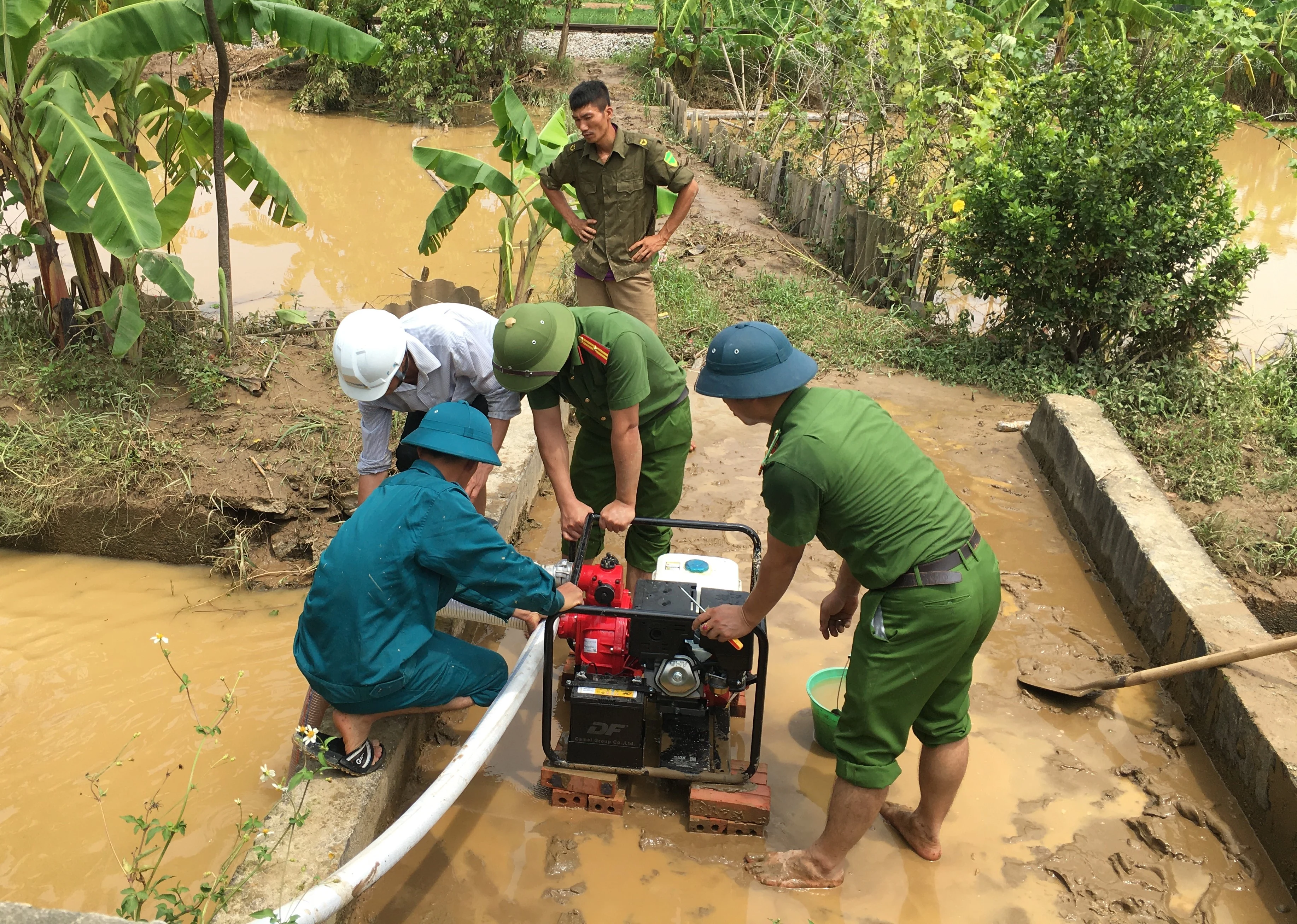 Tập trung vệ sinh môi trường sau lũ