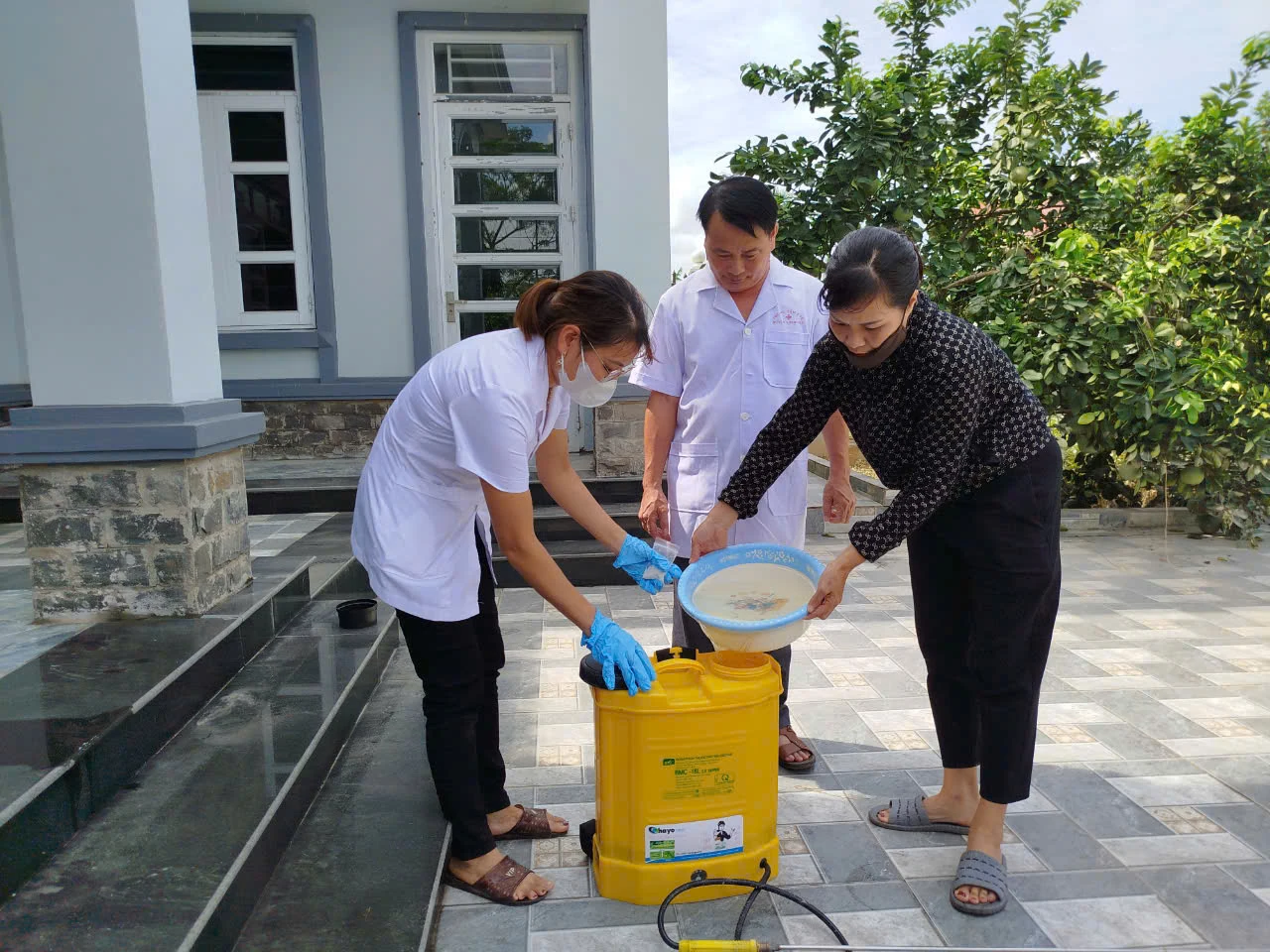 Tập trung vệ sinh môi trường sau lũ