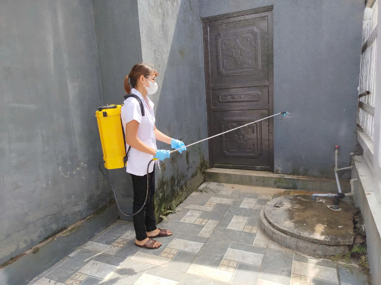 Tập trung vệ sinh môi trường sau lũ