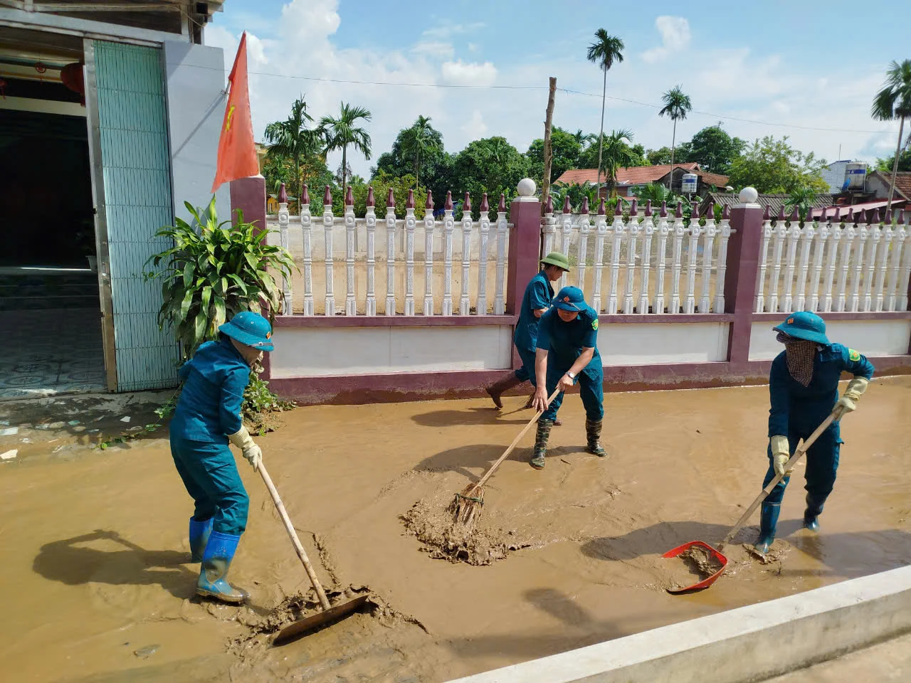 Tập trung vệ sinh môi trường sau lũ