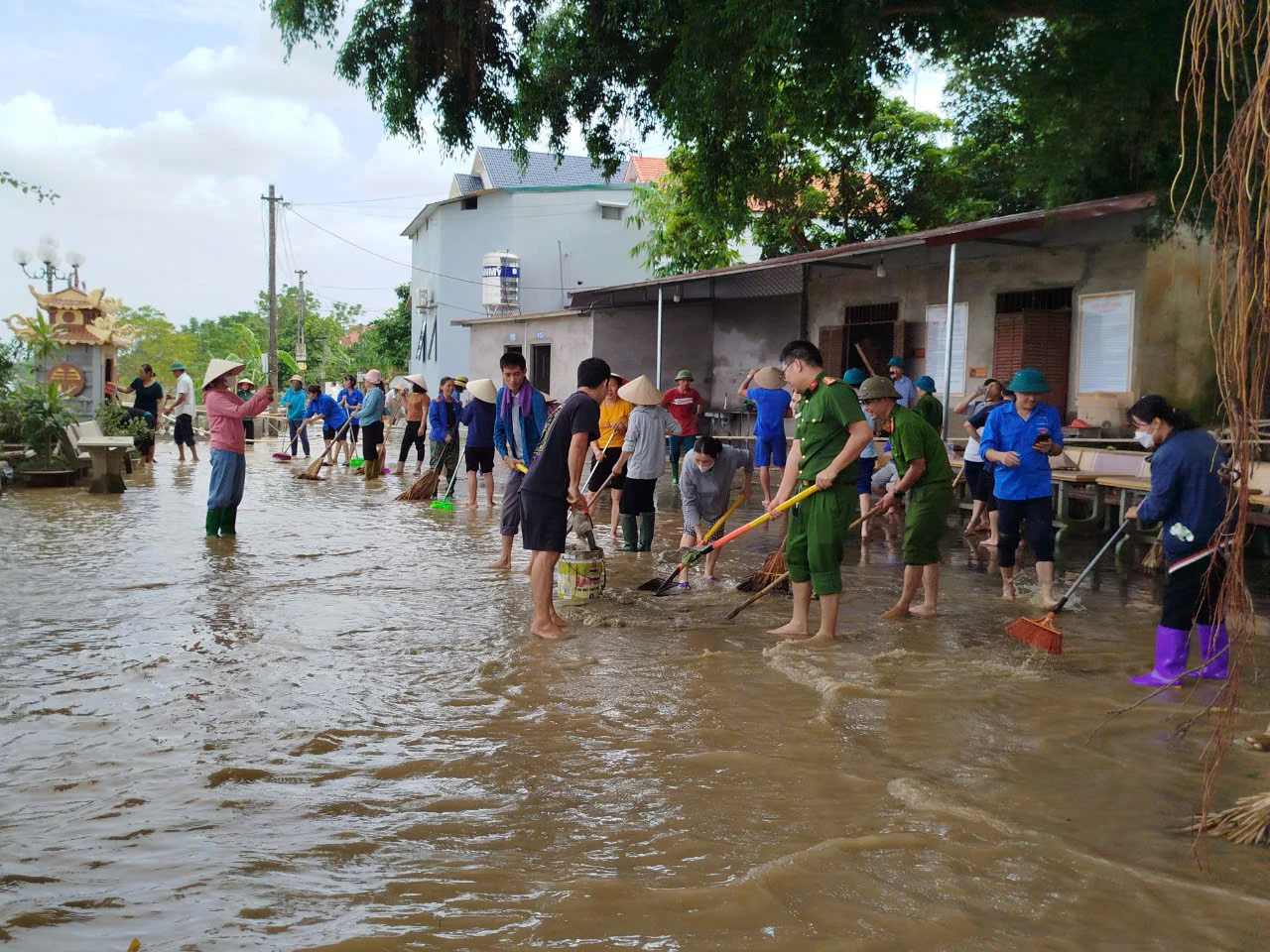 Tập trung vệ sinh môi trường sau lũ