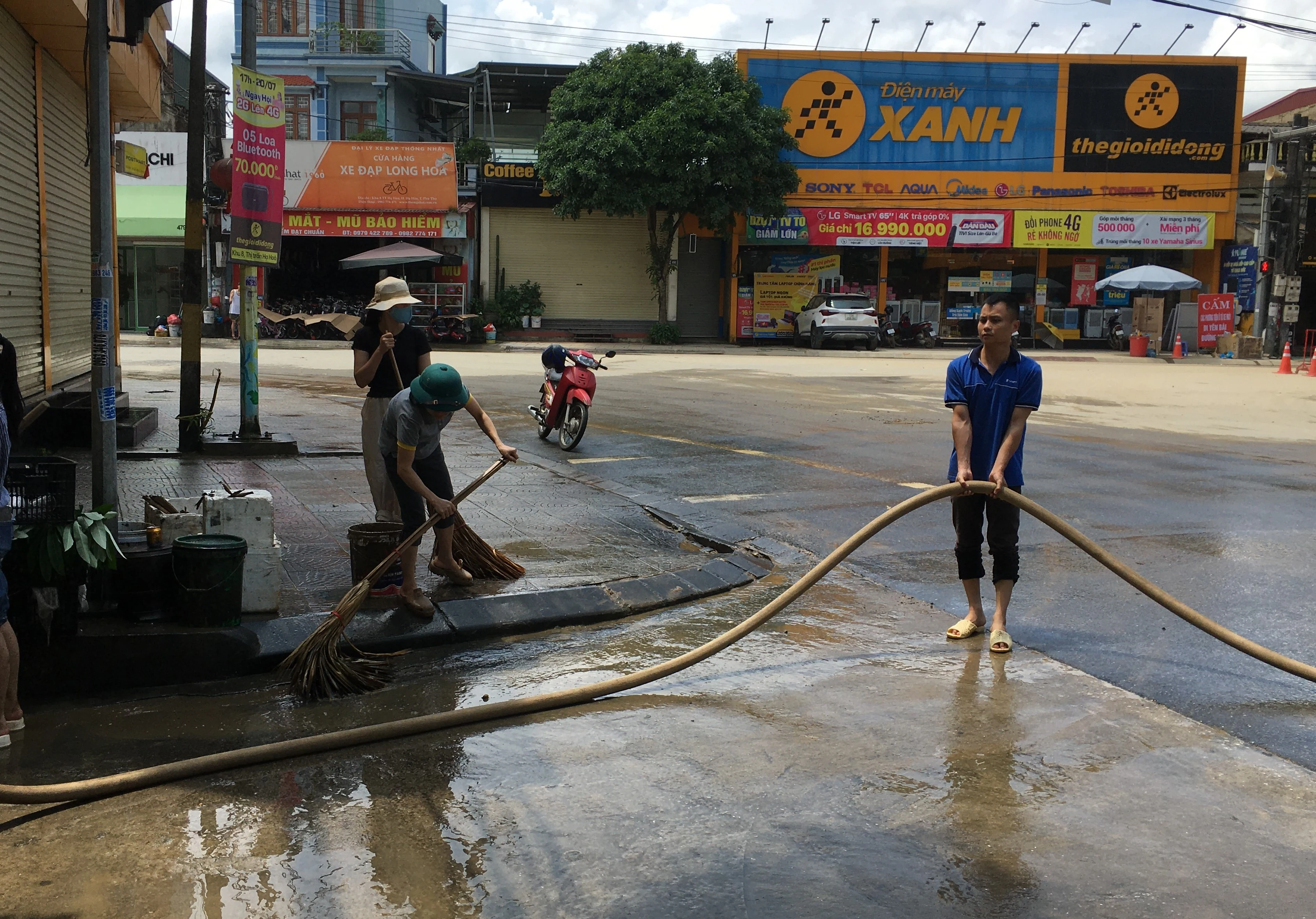 Tập trung vệ sinh môi trường sau lũ