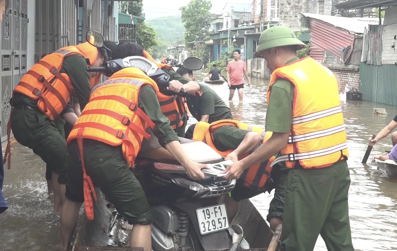 Đã di dời đảm bảo an toàn cho trên 3.000 hộ dân bị ngập lụt tại Hạ Hòa