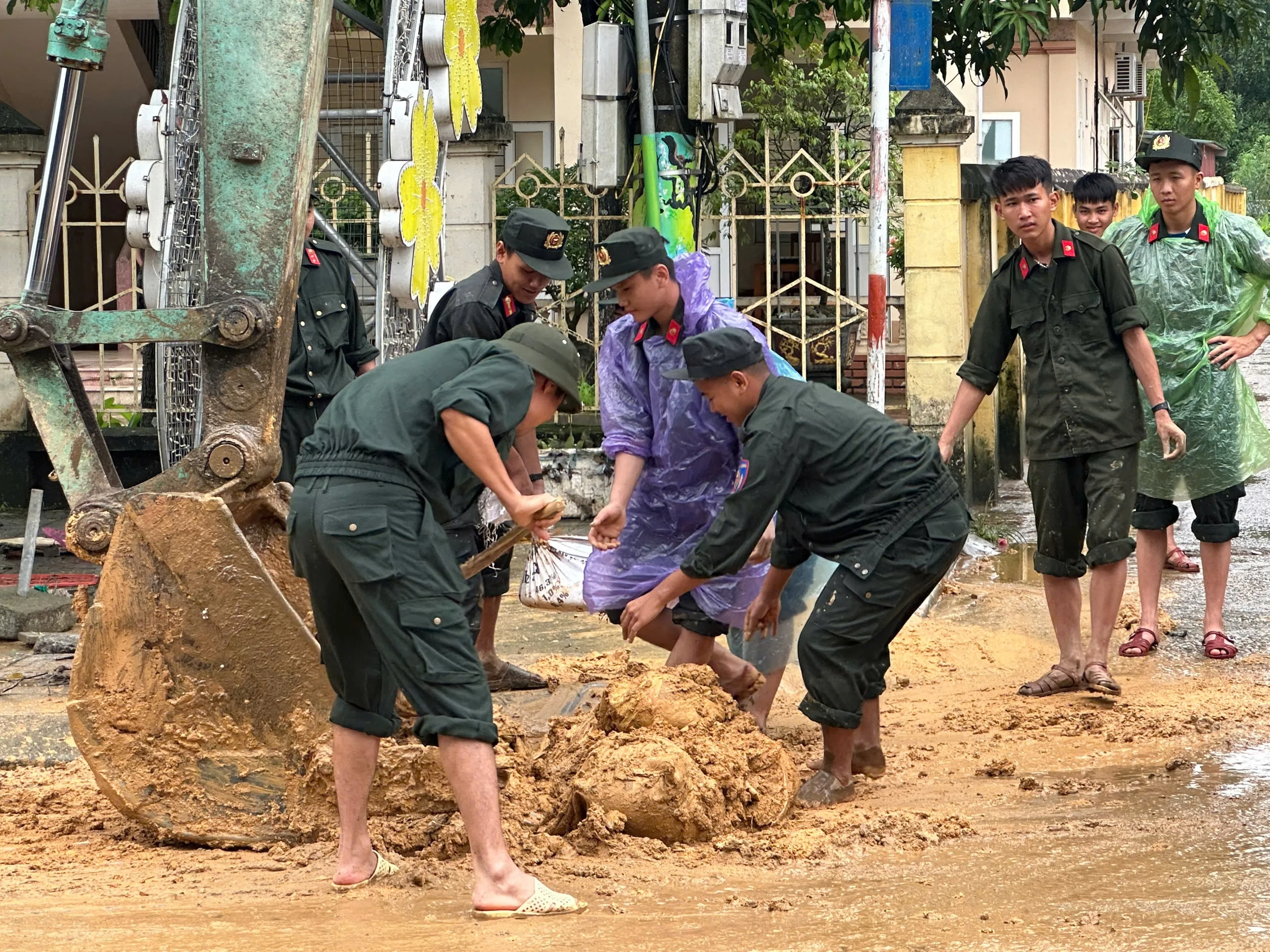 Ấm tình quân dân trong bão lũ