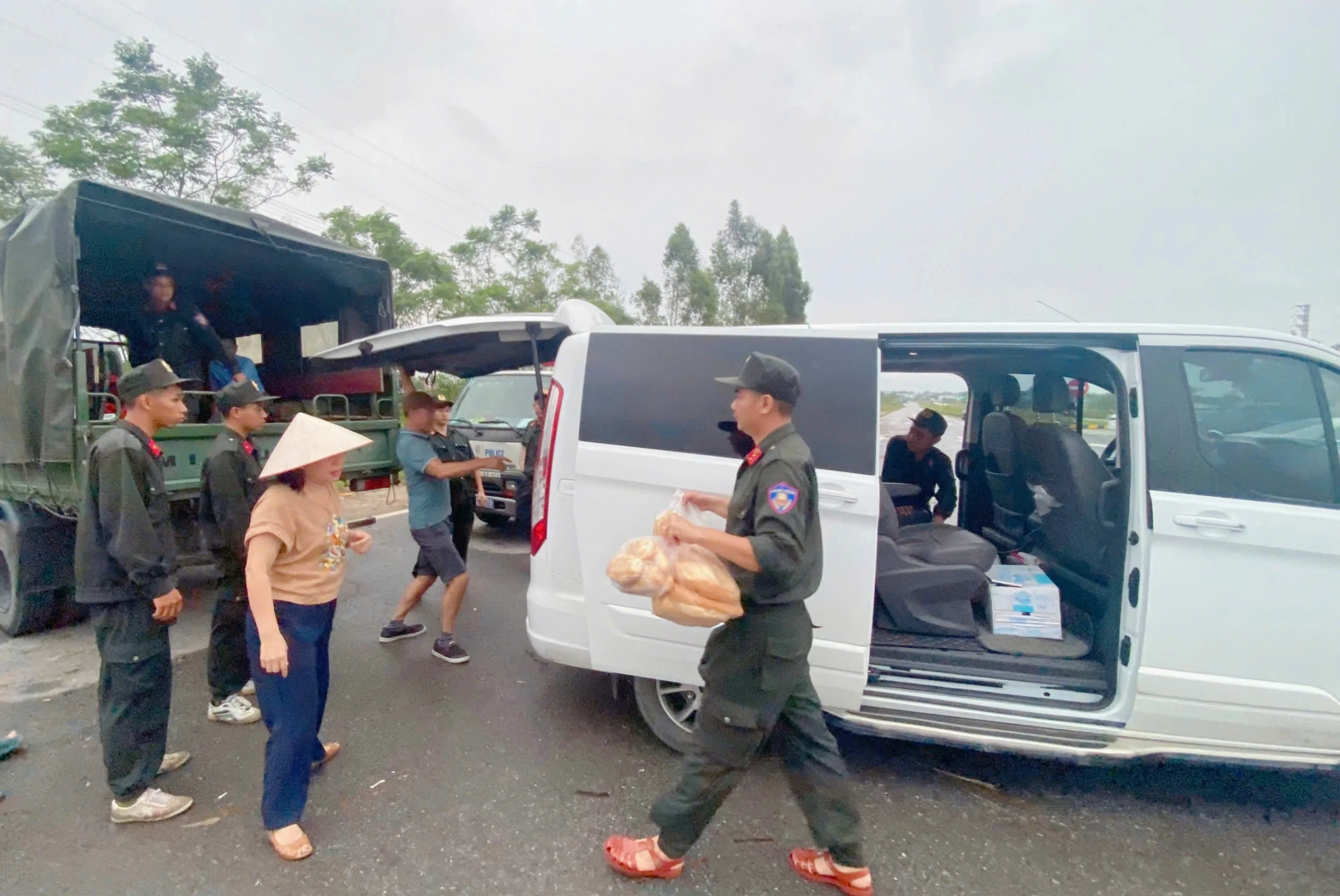 Hỗ trợ thực phẩm, nước uống cho lực lượng cứu hộ
