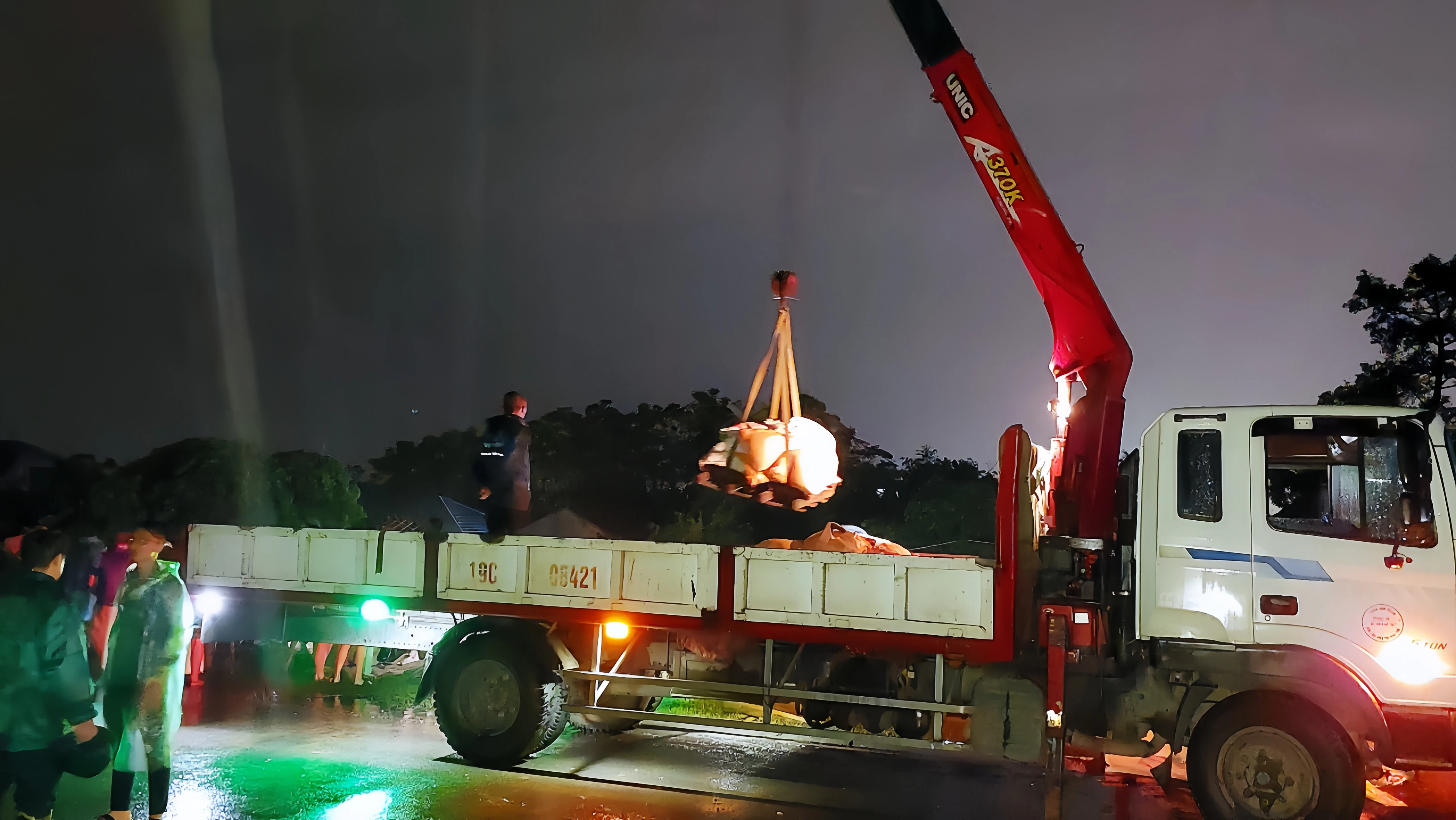 Việt Trì: Tập trung xử lý mạch sủi đê bao tại xã Sông Lô