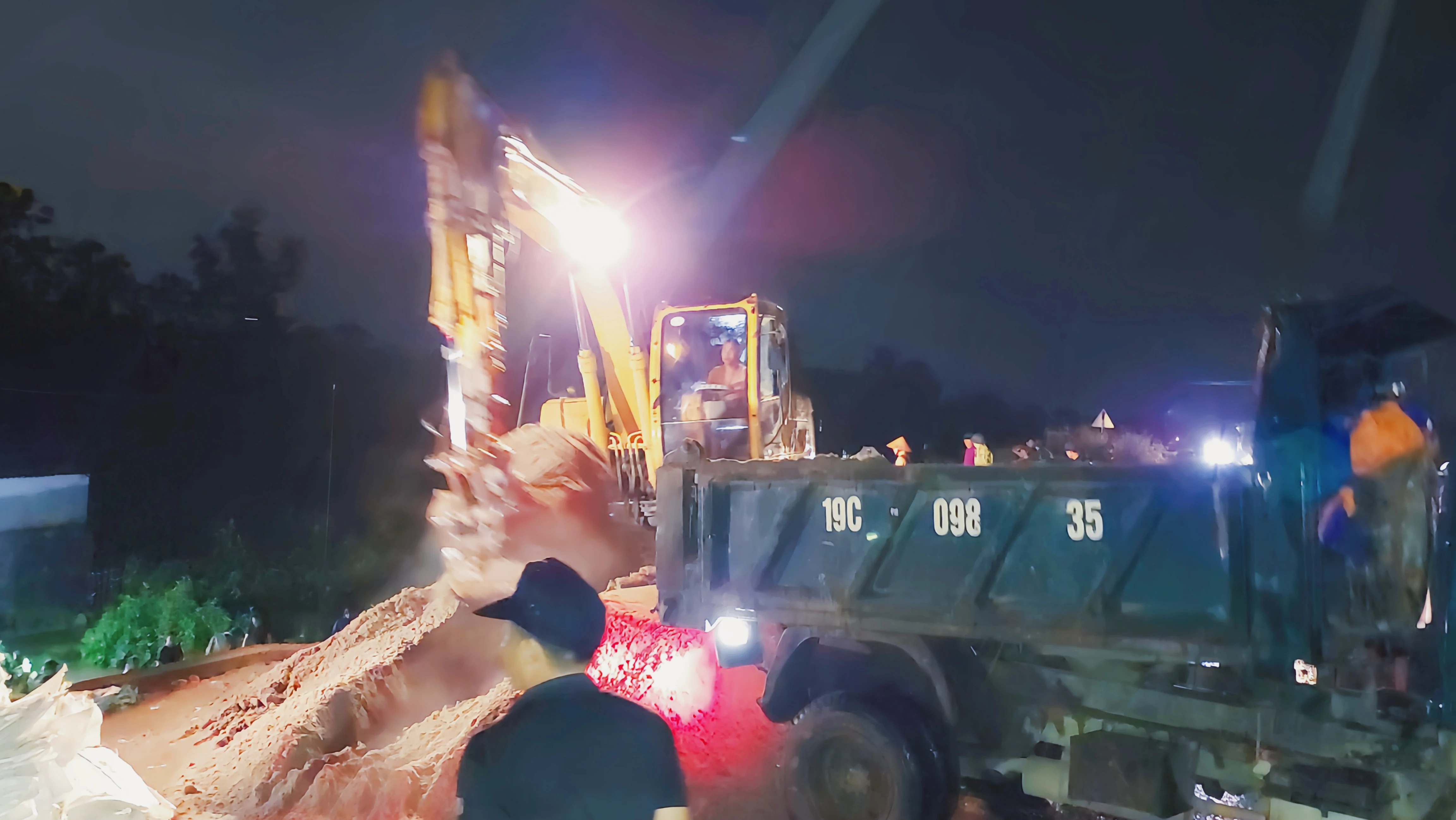 Việt Trì: Tập trung xử lý mạch sủi đê bao tại xã Sông Lô