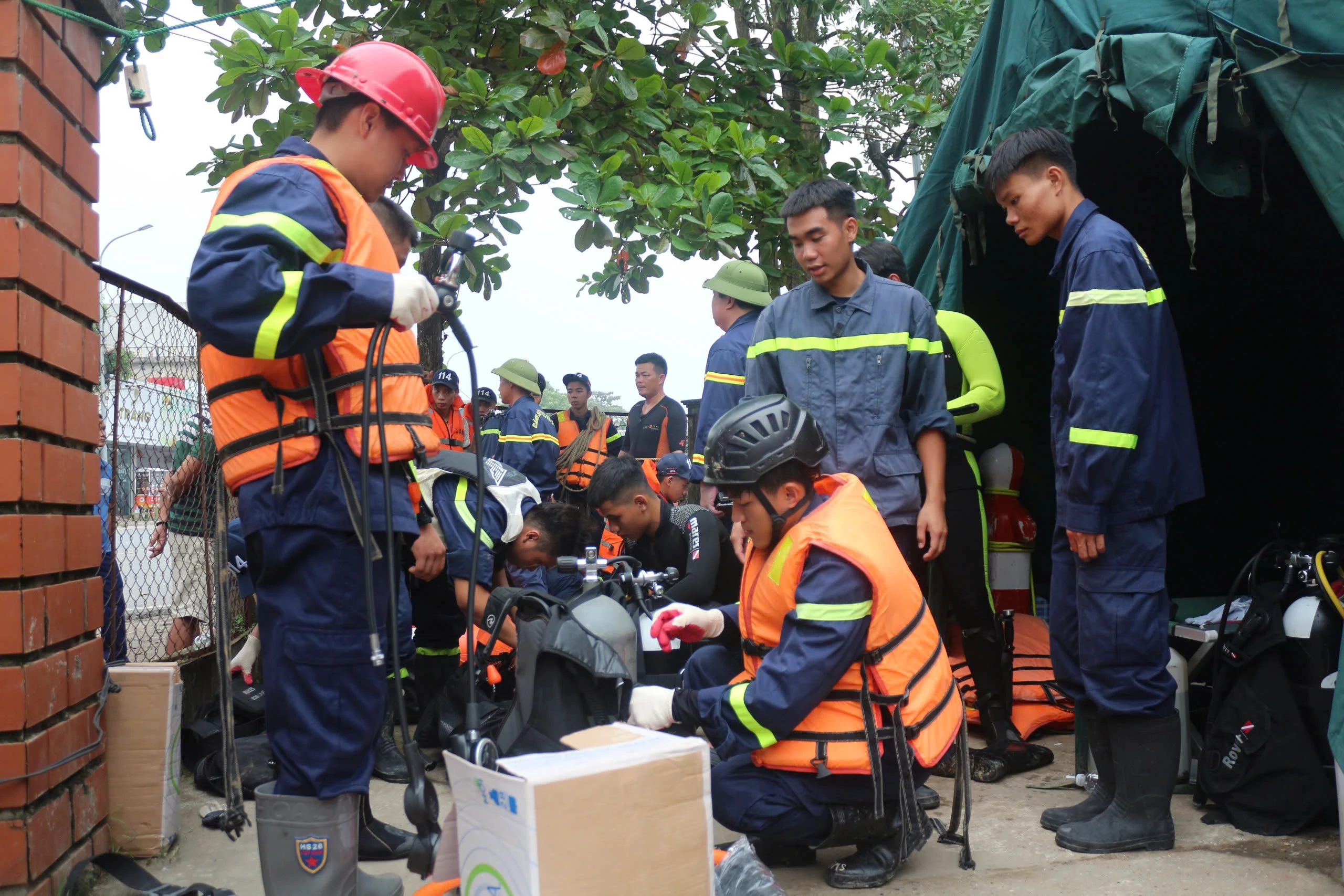Tìm thấy ô tô đầu kéo gặp nạn vụ sập cầu Phong Châu