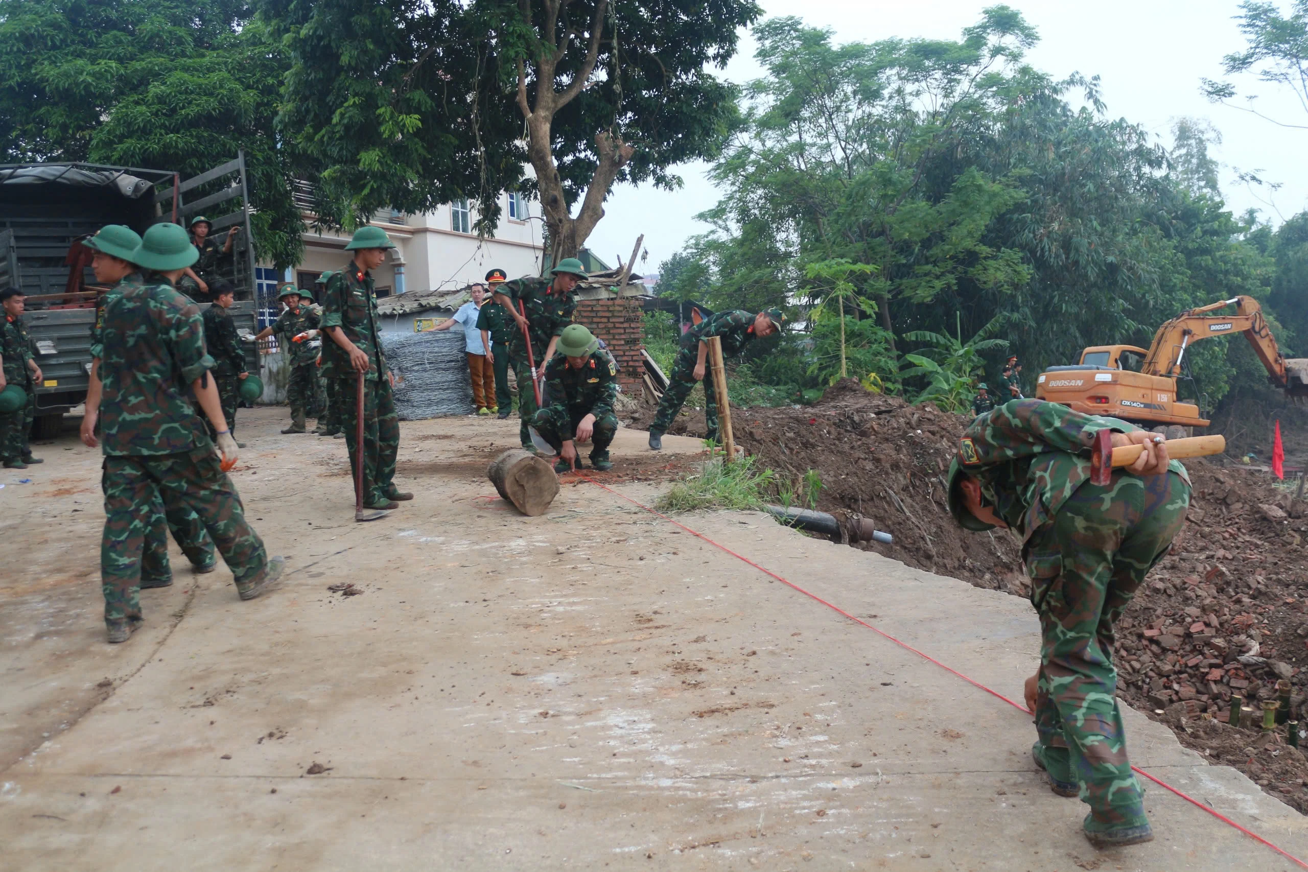 Đẩy nhanh tiến độ cải tạo bến vượt, chuẩn bị bắc cầu phao qua sông Hồng