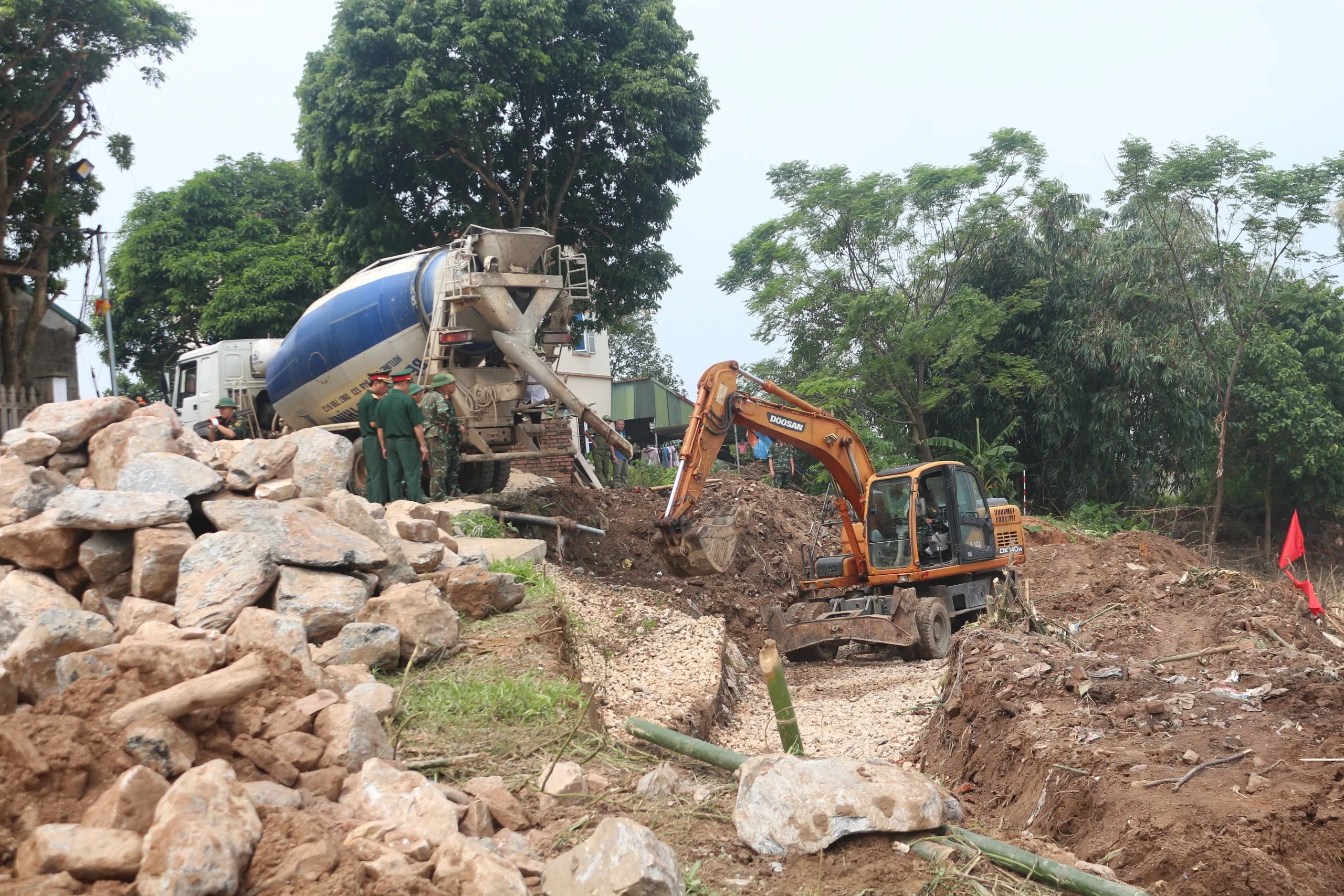 Đẩy nhanh tiến độ cải tạo bến vượt, chuẩn bị bắc cầu phao qua sông Hồng