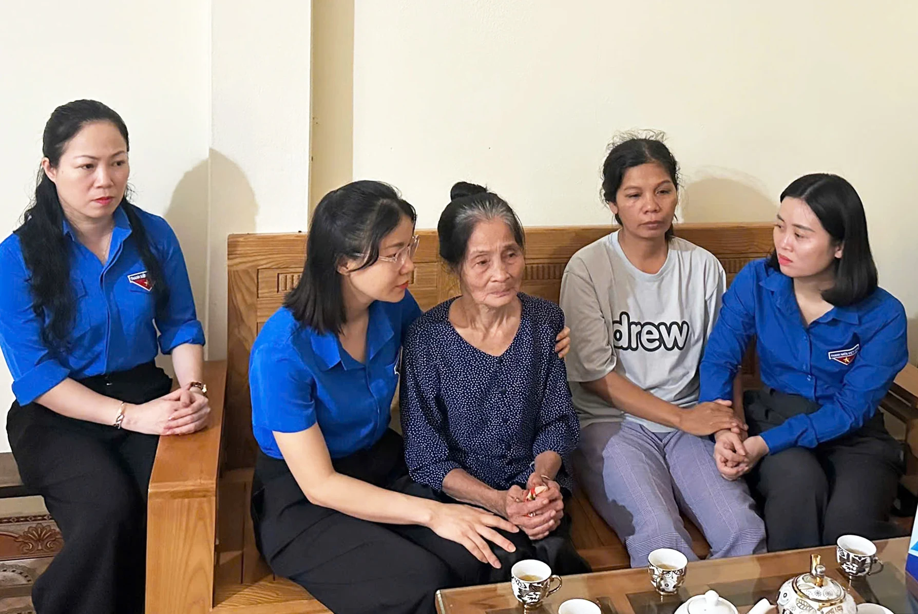 Thăm, tặng quà nạn nhân sự cố sập cầu Phong Châu