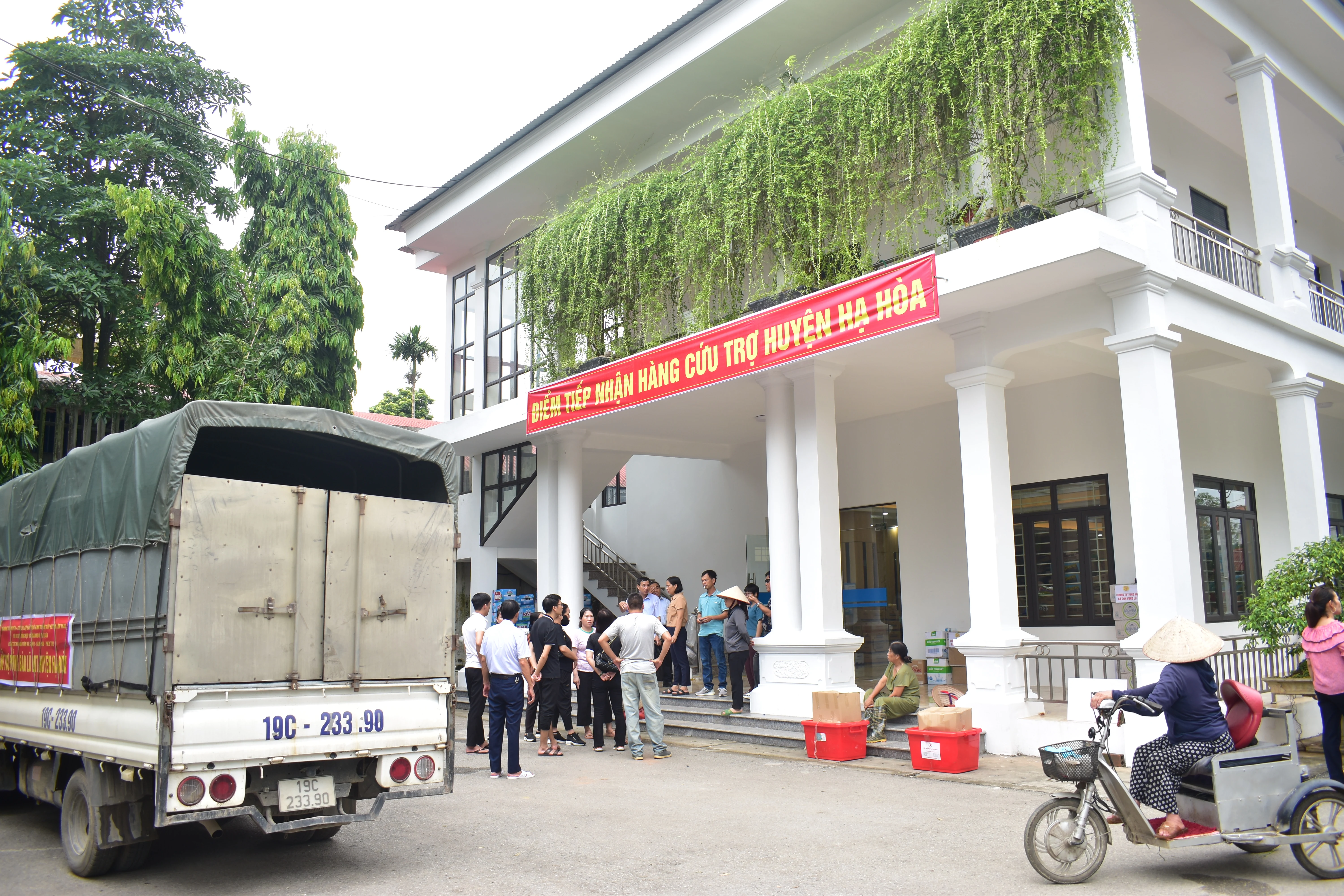 Chung sức cứu trợ Nhân dân vùng lũ