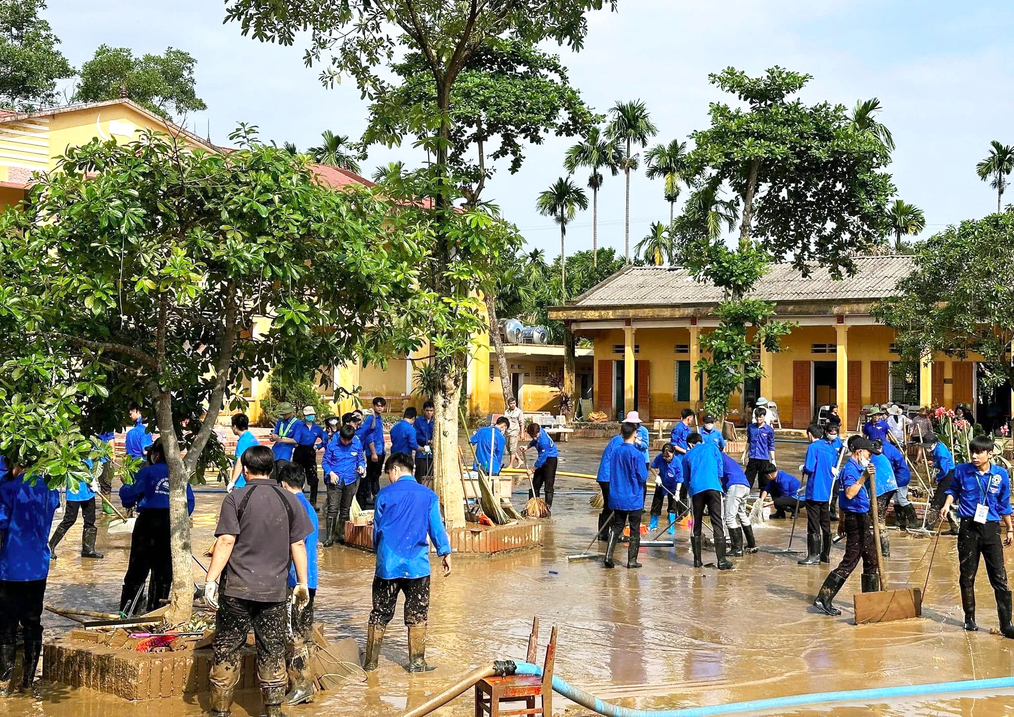 Hơn 300 thanh niên xung kích, tình nguyện khắc phục hậu quả bão lũ tại Hạ Hoà