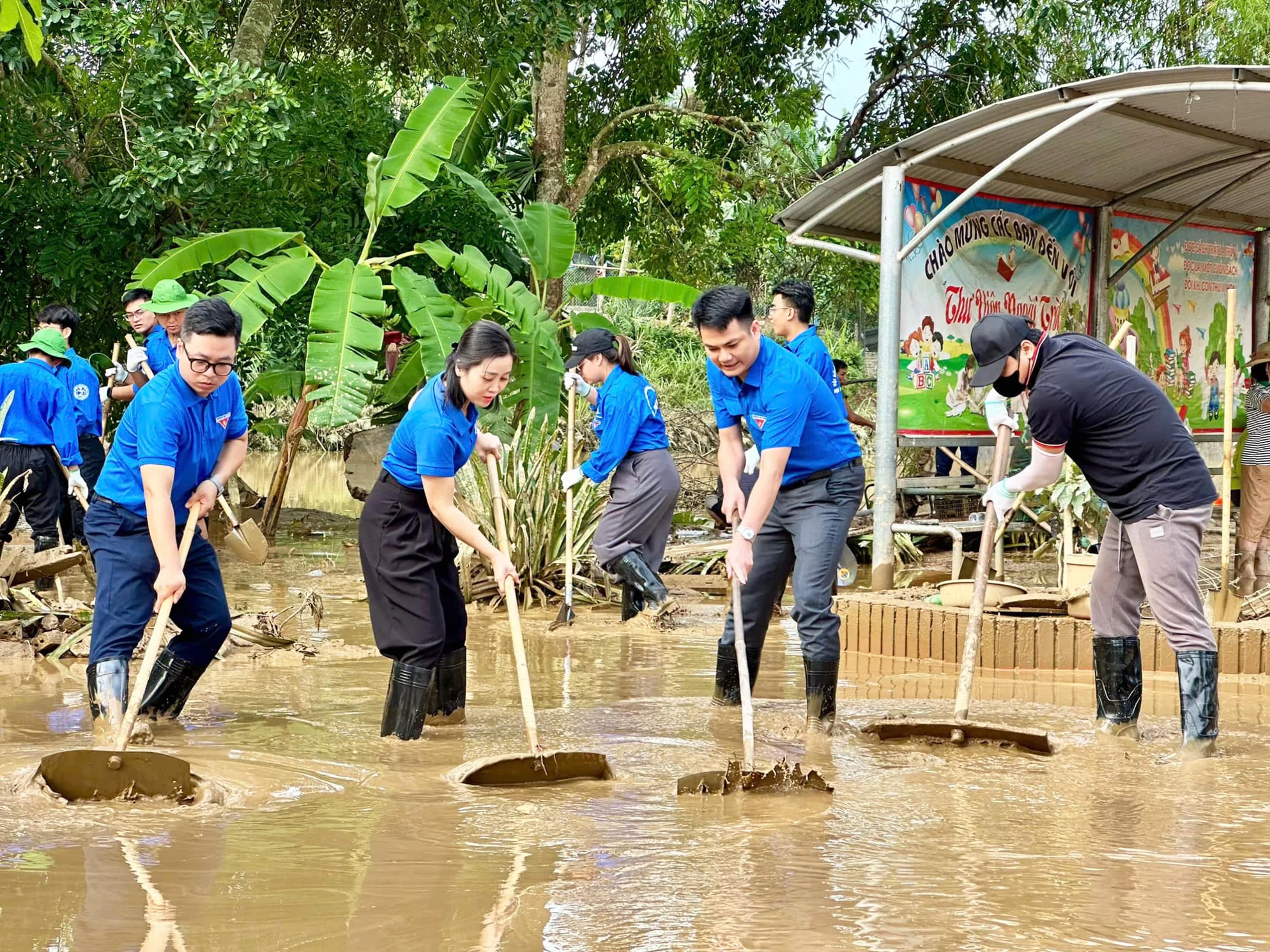 Hơn 300 thanh niên xung kích, tình nguyện khắc phục hậu quả bão lũ tại Hạ Hoà