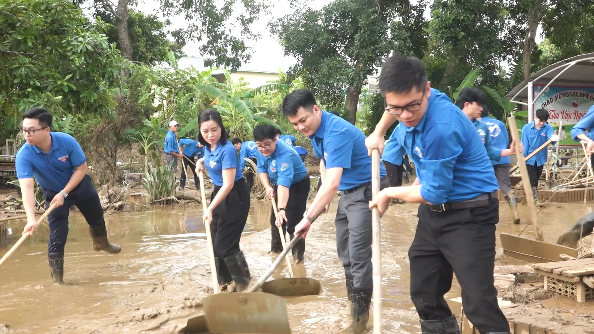 Hội đồng hương sinh viên tỉnh Phú Thọ hỗ trợ khắc phục hậu quả mưa lũ tại Hạ Hòa.