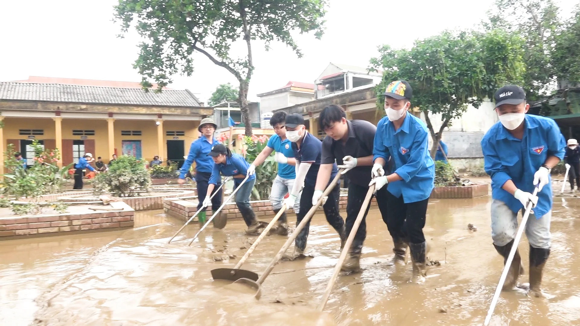 Hội đồng hương sinh viên tỉnh Phú Thọ hỗ trợ khắc phục hậu quả mưa lũ tại Hạ Hòa.