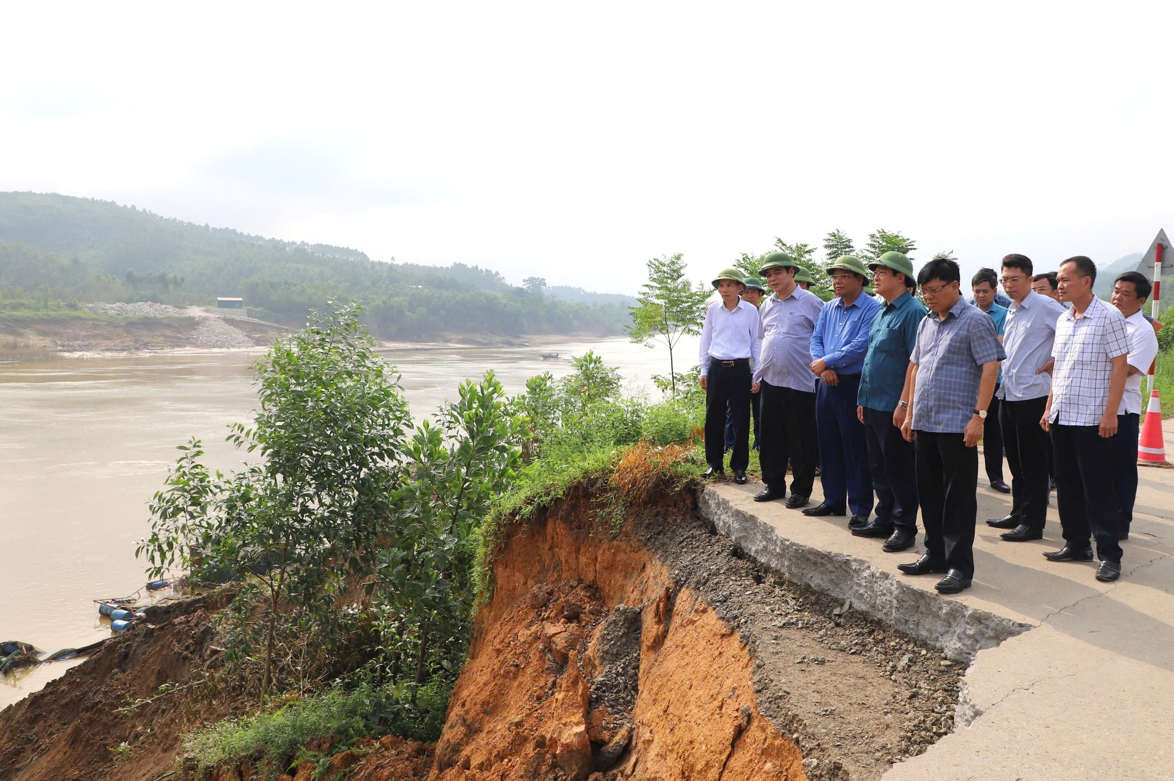 Kiểm tra, chỉ đạo khắc phục sạt lở tại huyện Đoan Hùng